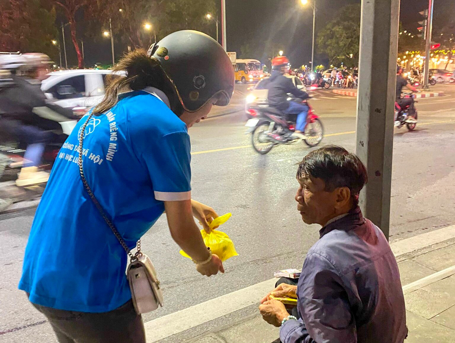 Đây là một hoạt động thường niên của Đội CTXH nhằm chia sẻ, giúp đỡ cho những người lao động về đêm.