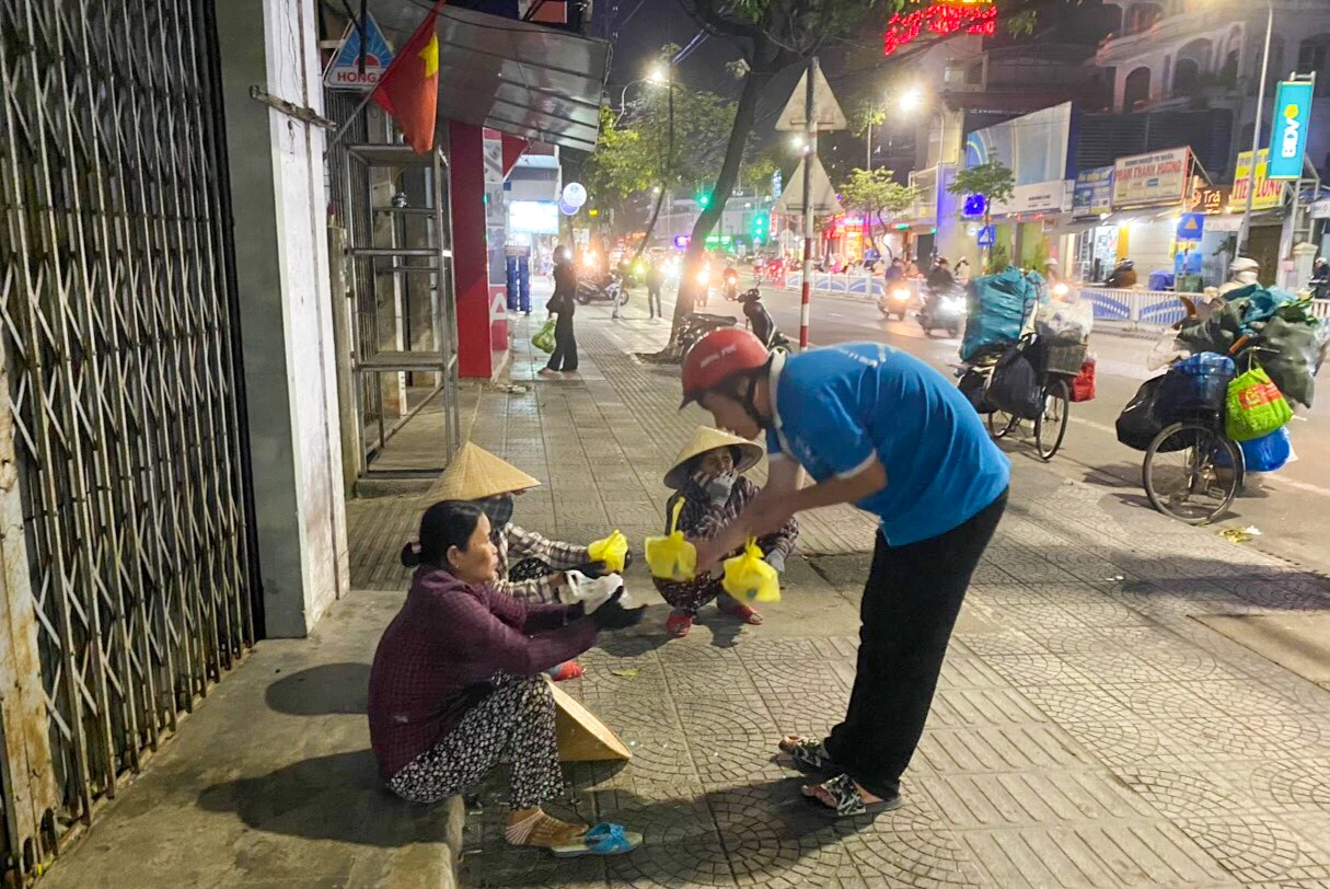 "Nồi cháo yêu thương" của sinh viên ấm lòng người lao động nghèo xứ Huế.