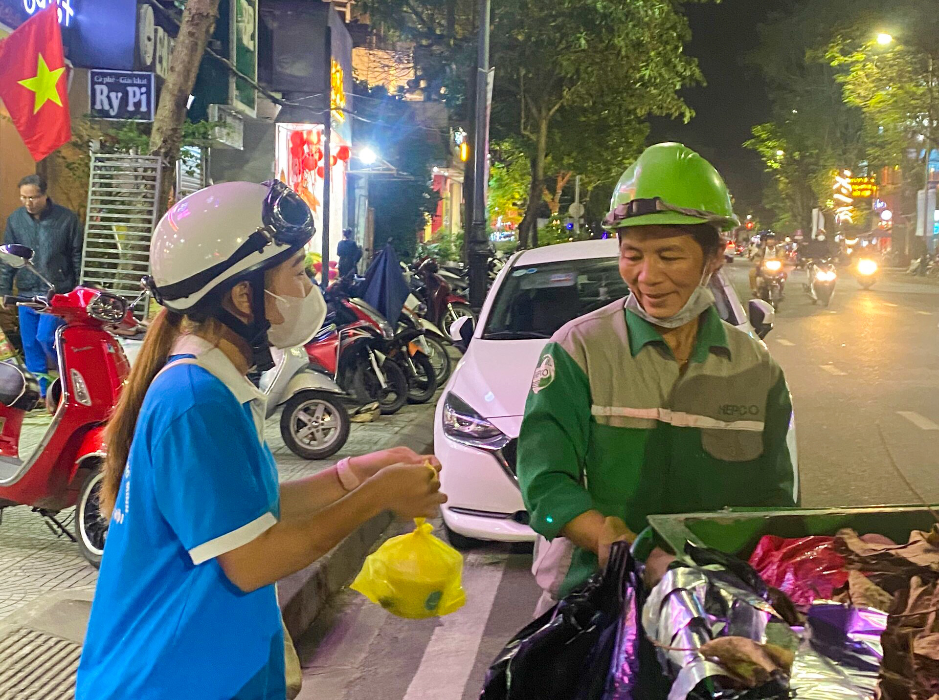 Sinh viên Trần Nguyễn Phước Triển – Đội trưởng Đội CTXH chia sẻ, phần cháo tuy không lớn nhưng đó là tấm lòng, sự sẻ chia mà các thành viên muốn gửi gắm đến những mảnh đời còn khó khăn trong những ngày cận Tết.