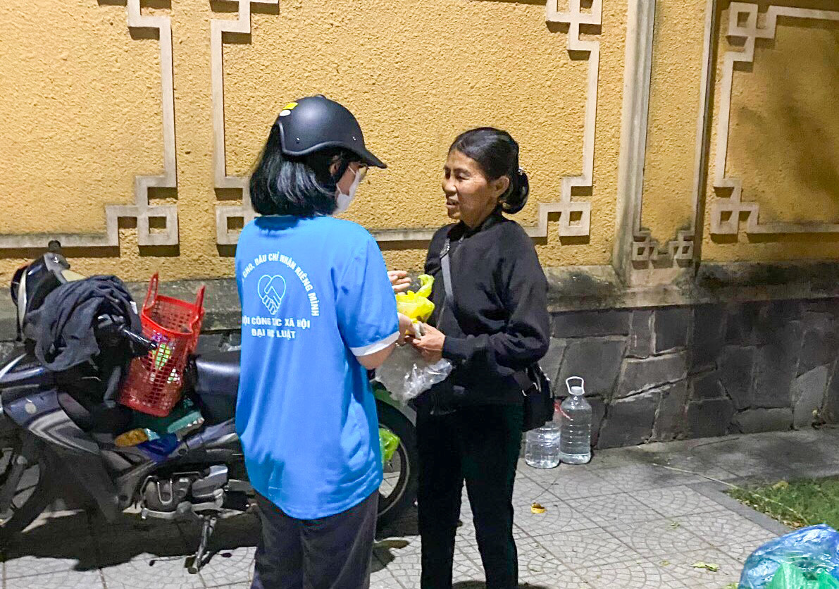 “Nồi cháo yêu thương” với mong muốn mang đến những suất cháo đong đầy tình cảm cho những người còn đang gặp khó khăn.