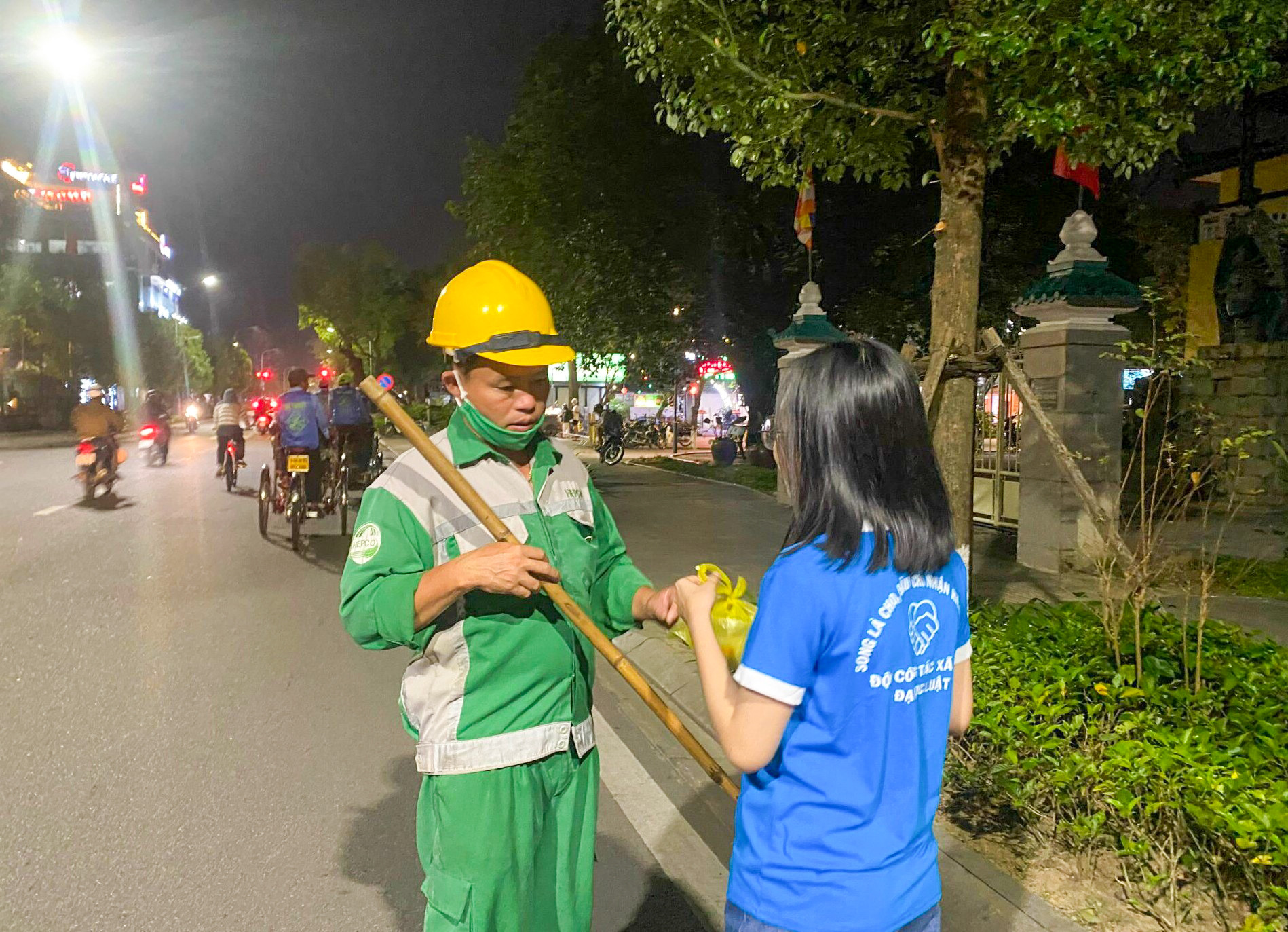 Tối ngày 18/1, Đội Công tác xã hội (CTXH) của Trường ĐH Luật, ĐH Huế tiến hành phát cháo cho những người lao động trên địa bàn TP Huế.