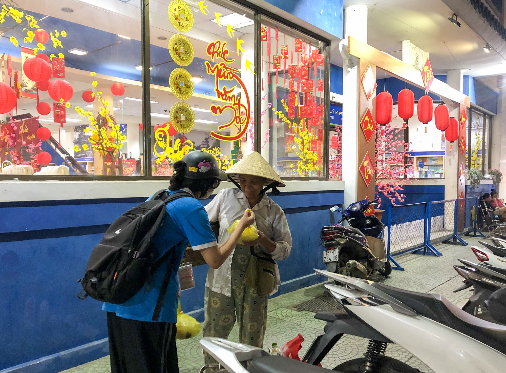 Bà Sương (72 tuổi), nhà gần chợ Đông Ba với công việc bán vé số bất ngờ khi được phần cháo từ các bạn sinh viên, suất cháo này giúp bà xua tan đi cơn đói và thấy ấm lòng vì tình cảm của các bạn dành cho người lao động nghèo.