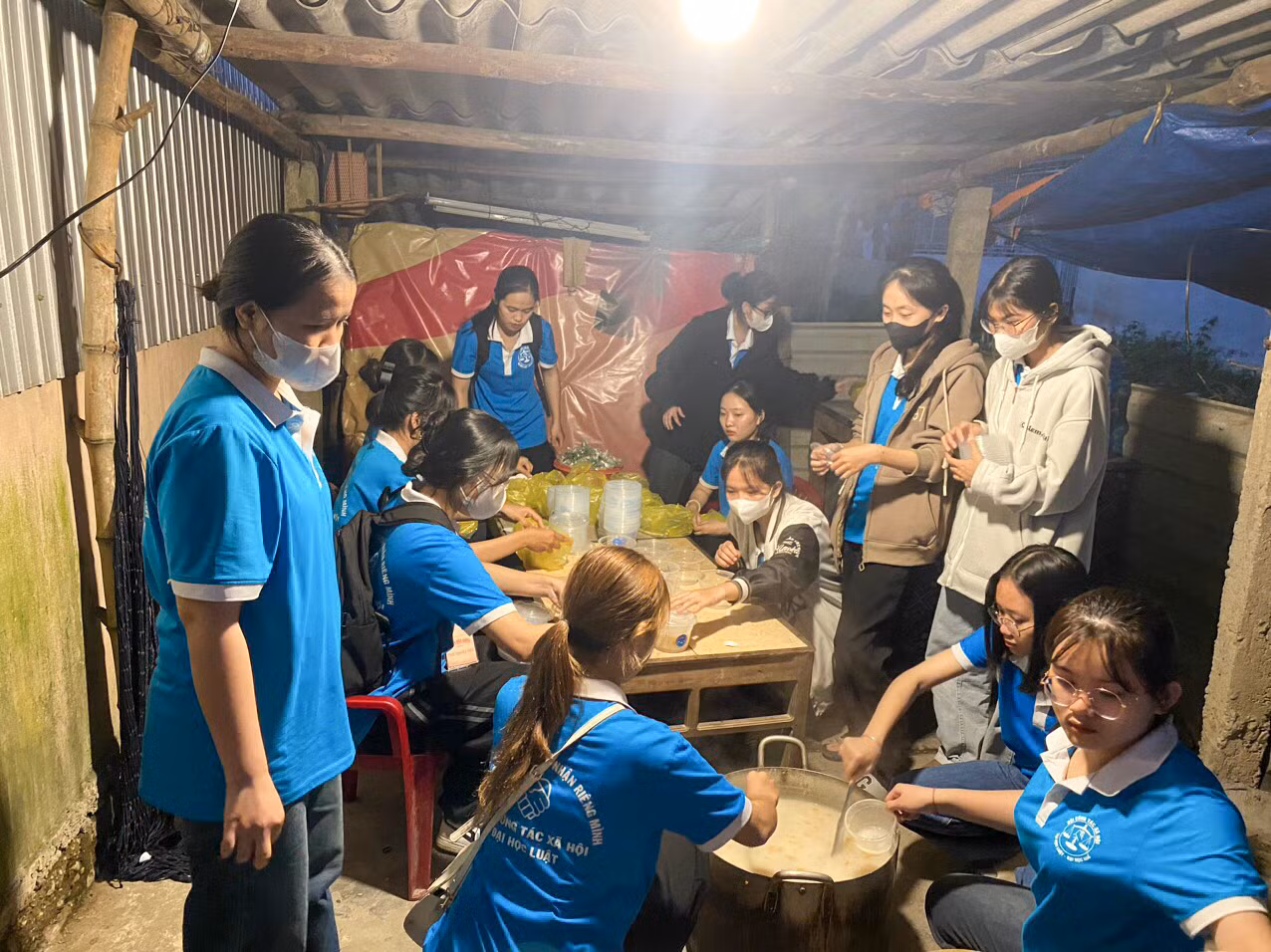 Qua đó, cũng thể hiện sự đồng cảm của sinh viên với nỗi vất vả của những người vô gia cư, người lao động đêm tại TP Huế.