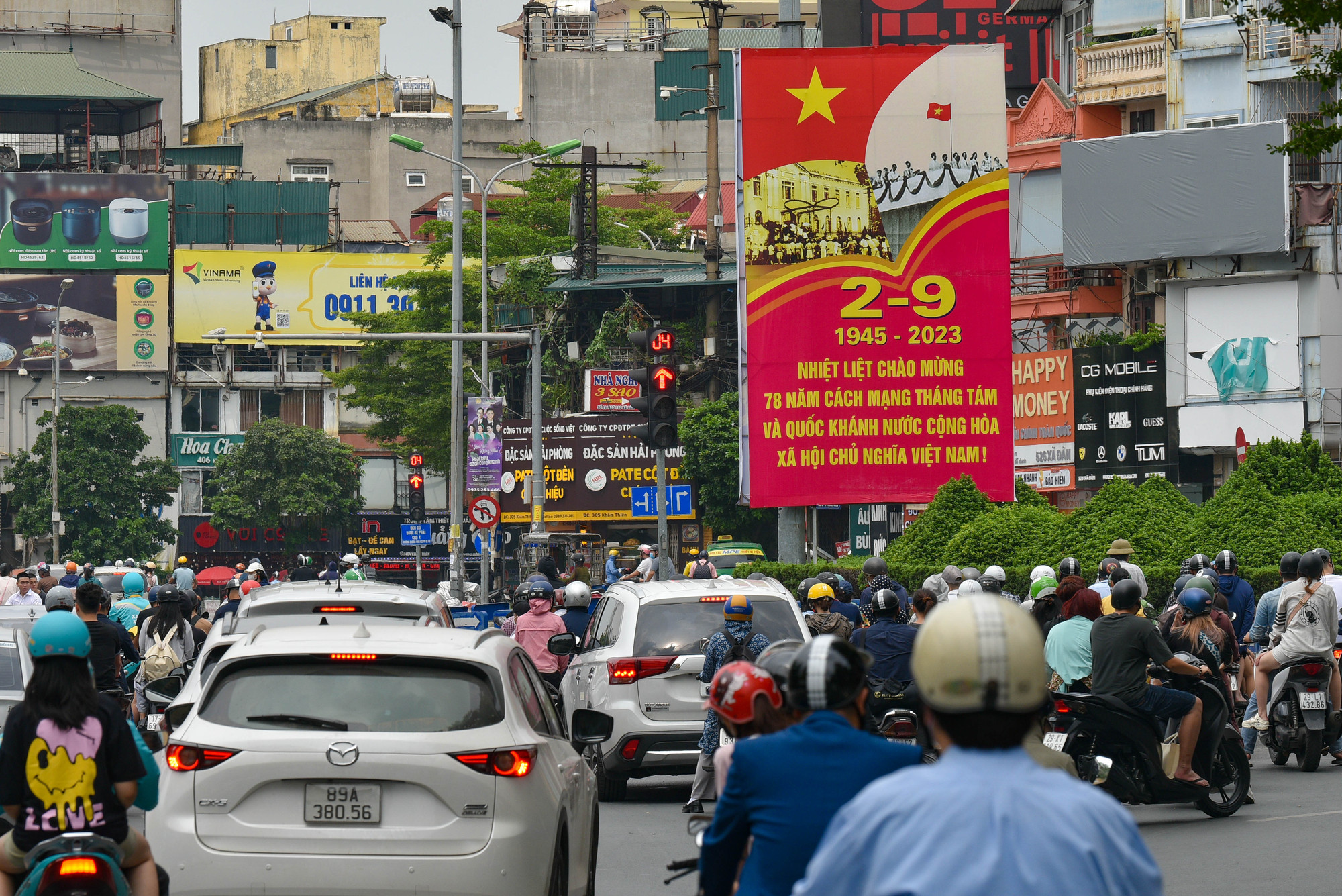Các pano, áp phích lớn cũng được đặt trên các tuyến đường phố để chào mừng Ngày Quốc khánh 2/9.