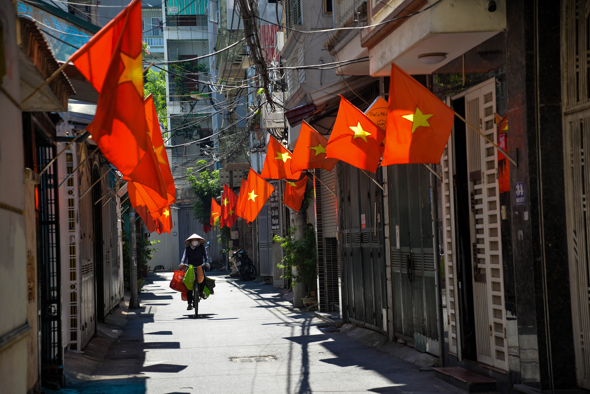 Hình ảnh lá cờ Tổ Quốc ngập tràn trên những con phố của Thủ đô.