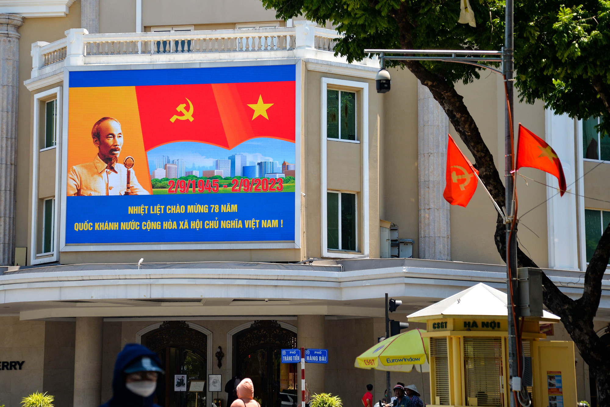 Biển, bảng chào mừng được chiếu trên màn hình lớn tại con phố Tràng Tiền.