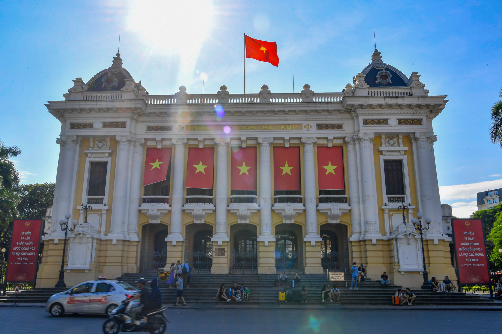 Quốc kỳ được treo tại Nhà hát Lớn.