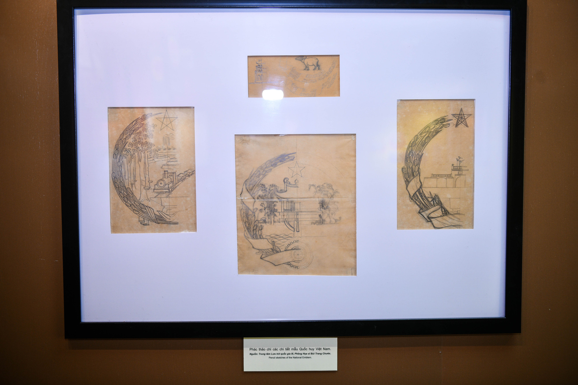 Hay hình dáng đa dạng, màu sắc phong phú, chủ đề thân thuộc cùng những lời tự sự về hành trình sáng tác mẫu Quốc huy của họa sĩ.