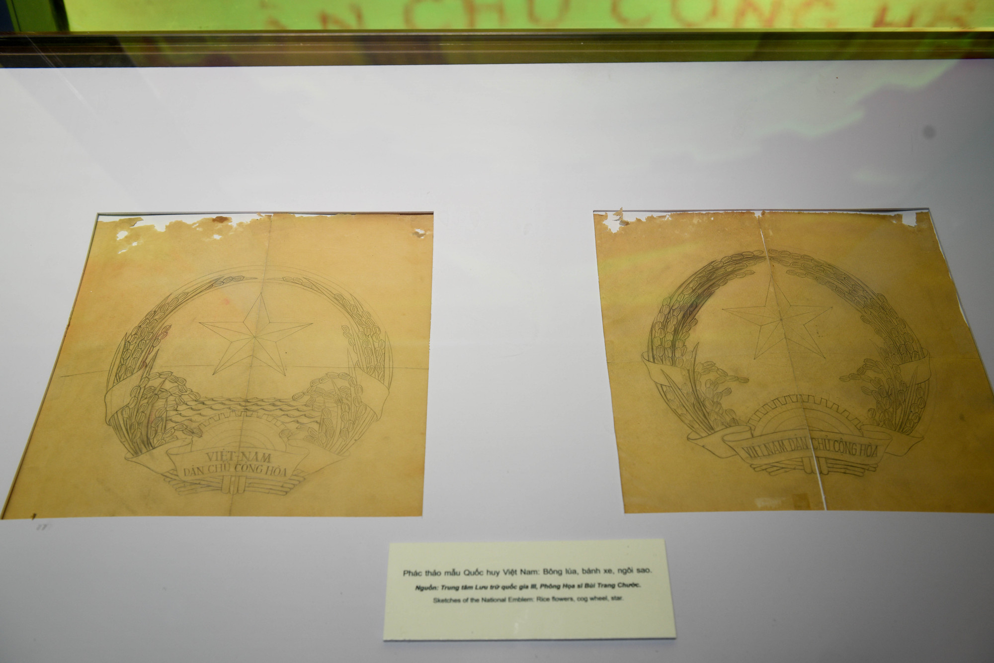 Sau những lần được đề nghị chỉnh sửa, đến tháng 9/1955, Họa sĩ Bùi Trang Chước đã hoàn thành mẫu Quốc huy cuối cùng gồm 1 bản màu và 2 bản tách màu đen trắng để trình tại kỳ họp thứ 5, Quốc hội khóa I.