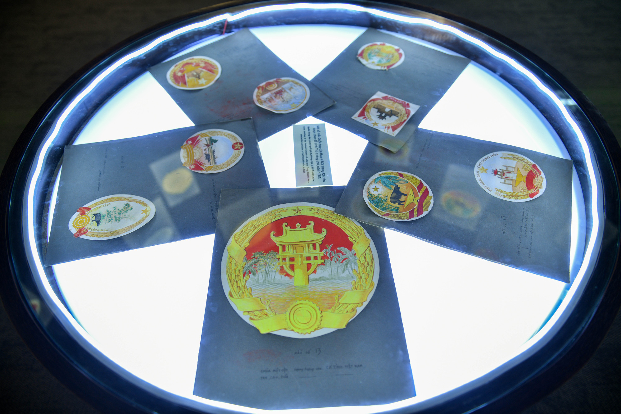 Tiếp đó là hành trình sáng tạo mẫu Quốc huy của Họa sĩ Bùi Trang Chước, từ những nét phác thảo đầu tiên với những cây tre, con trâu, bông lúa,…