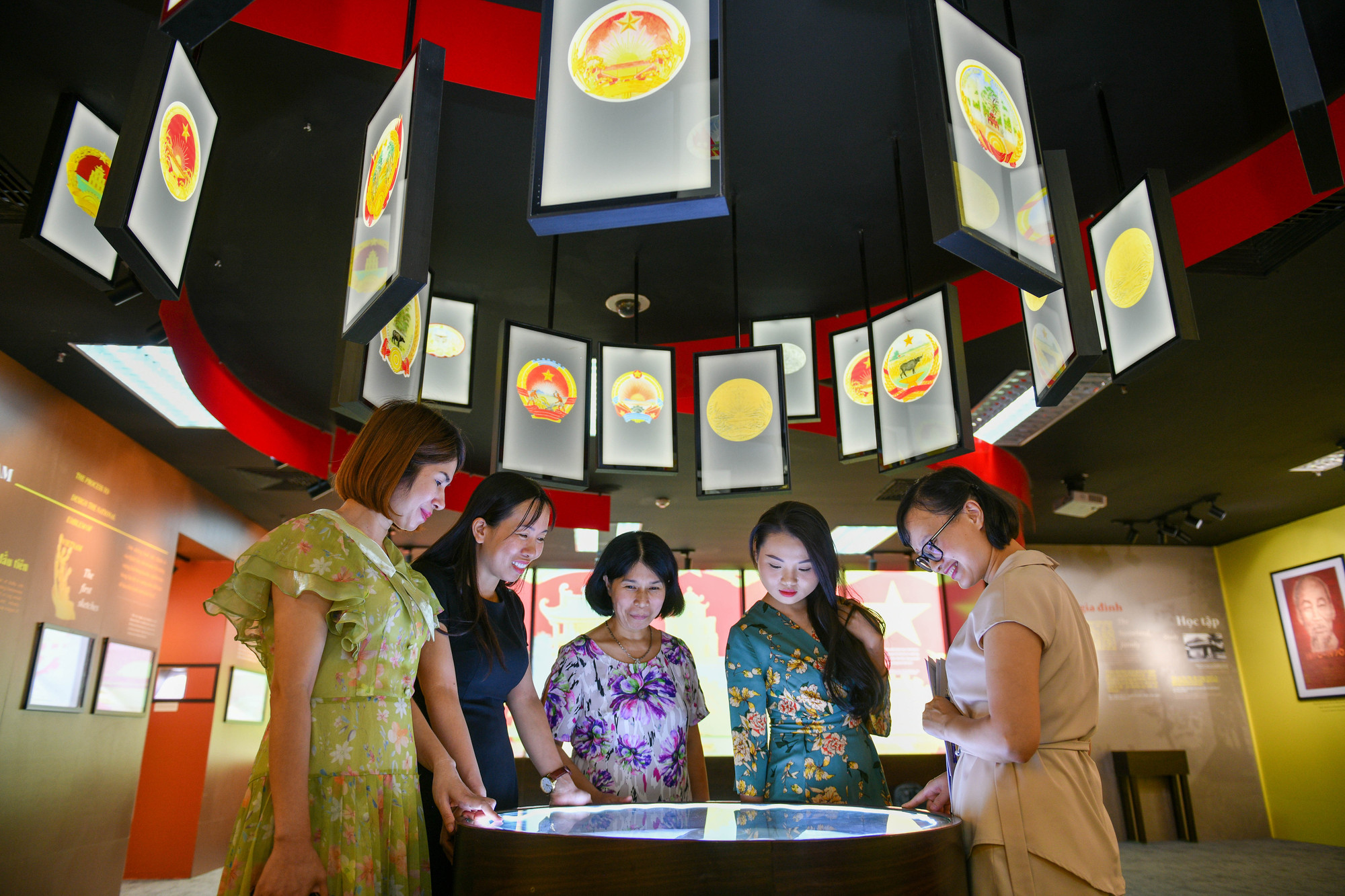 Một số tài liệu, hình ảnh Quốc huy Việt Nam được thể hiện trên các sự kiện, địa điểm trên đất liền cũng như biên giới, hải đảo, trong các giấy tờ quan trọng,… qua đó thấy được tầm quan trọng, sự thiêng liêng của Quốc huy Việt Nam.