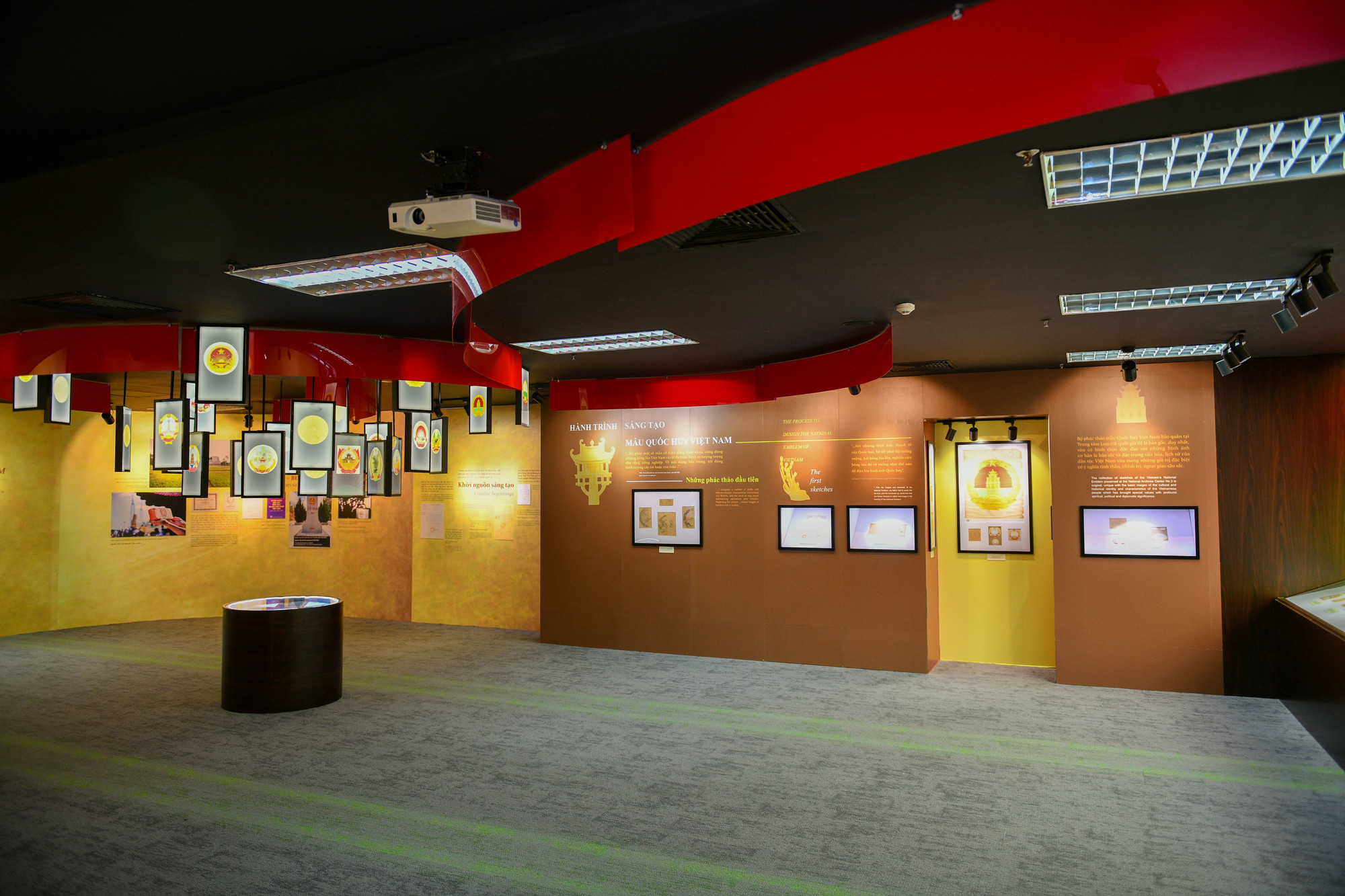 Ngày 14/1/1956, Chủ tịch Chính phủ Việt Nam Dân chủ Cộng hòa ban hành Sắc lệnh số 254-SL v/v ban bố mẫu Quốc huy Việt Nam và được đăng chính thức trên Công báo Việt Nam Dân chủ Cộng hòa số 22 ngày 8/8/1956. Ngày 21/7/1956, Thủ tướng chính phủ ban hành Điều lệ số 973-TTg v/v dùng Quốc huy nước Việt Nam Dân chủ Cộng hòa.