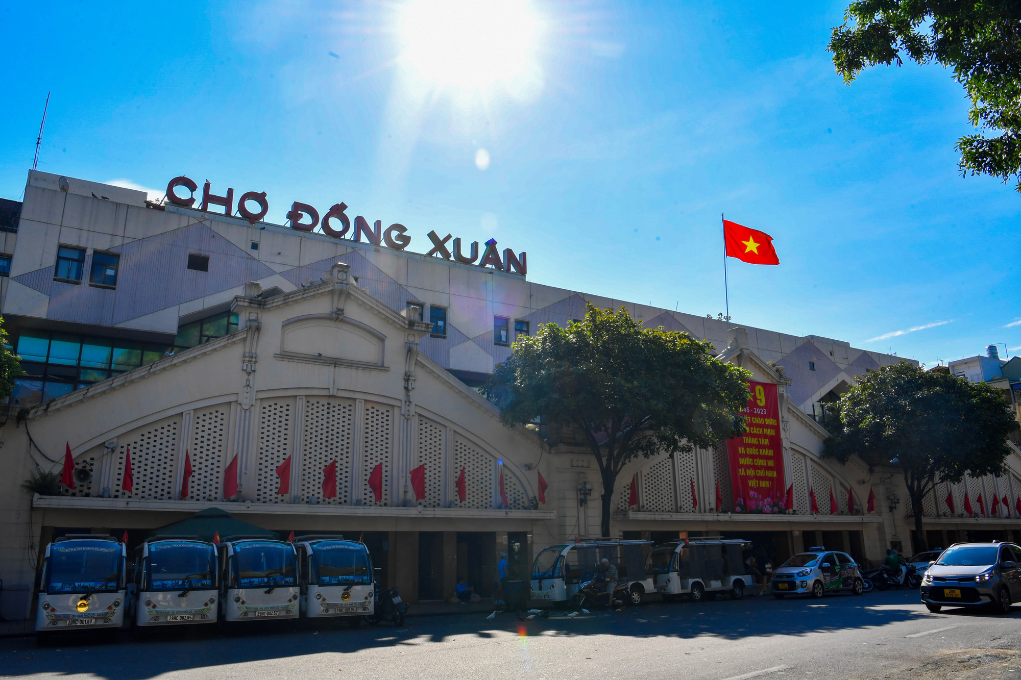 Cờ đỏ sao vàng tung bay tại chợ Đồng Xuân.