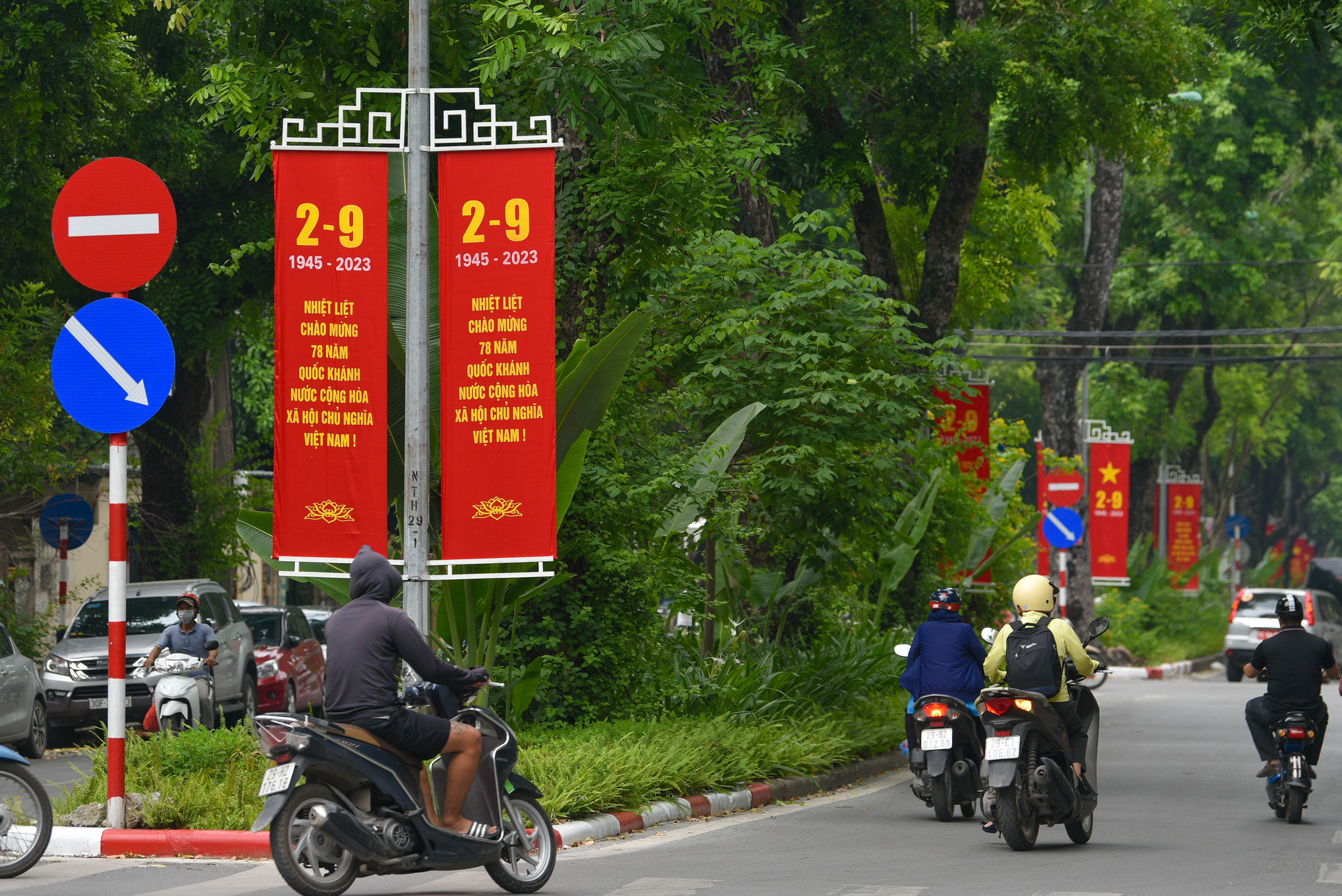 Đường phố được trang hoàng đã tạo nên không khí tưng bừng cho người dân Thủ đô.