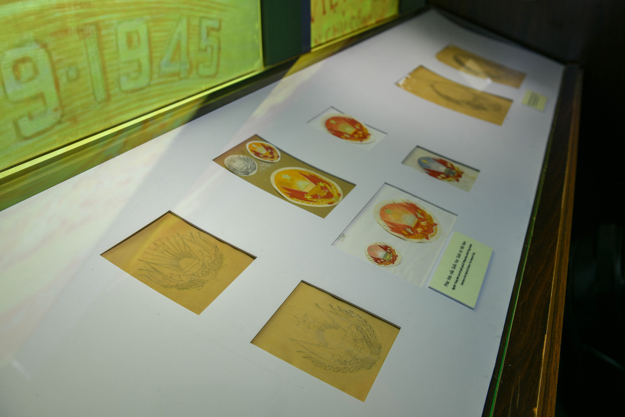 Sau khi đưa ra bàn thảo và được chỉnh sửa một vài chi tiết, Quốc huy nước Việt Nam Dân chủ Cộng hòa đã chính thức được Quốc hội phê duyệt.