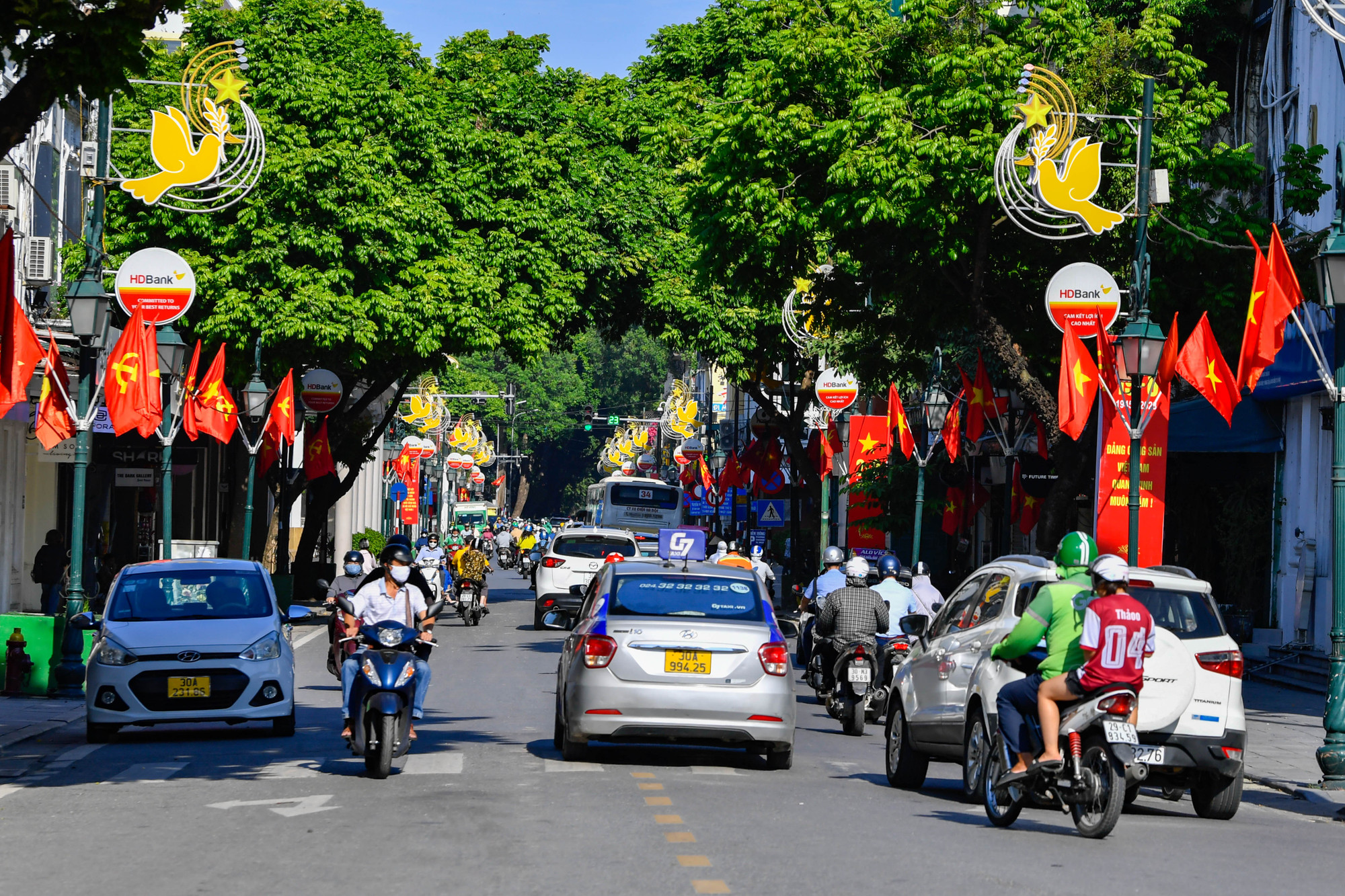 Sắc cờ đỏ, sao vàng tràn ngập tại phố Tràng Tiền để chào mừng ngày lễ lớn.