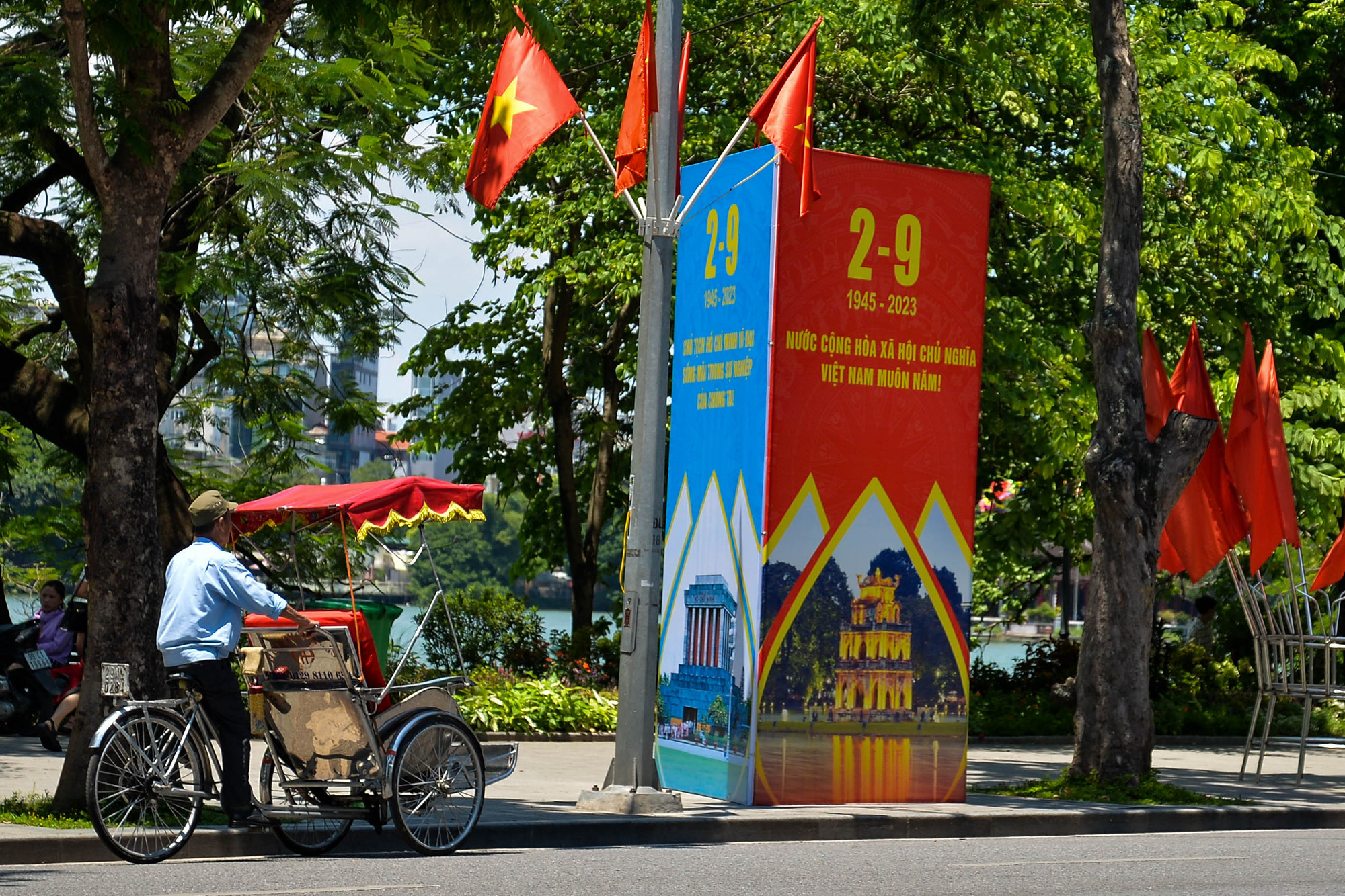 Sắc đỏ với nhiều pano, áp phích, khẩu hiệu tuyên truyền, cổ động, nhiều con phố của Thủ đô Hà Nội như khoác lên mình một diện mạo mới.