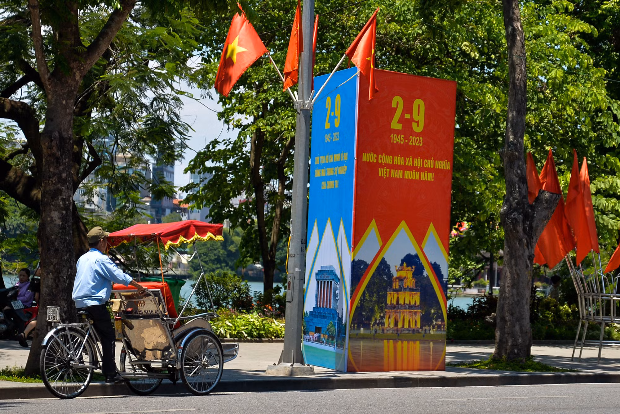 Sắc đỏ với nhiều pano, áp phích, khẩu hiệu tuyên truyền, cổ động, nhiều con phố của Thủ đô Hà Nội như khoác lên mình một diện mạo mới.