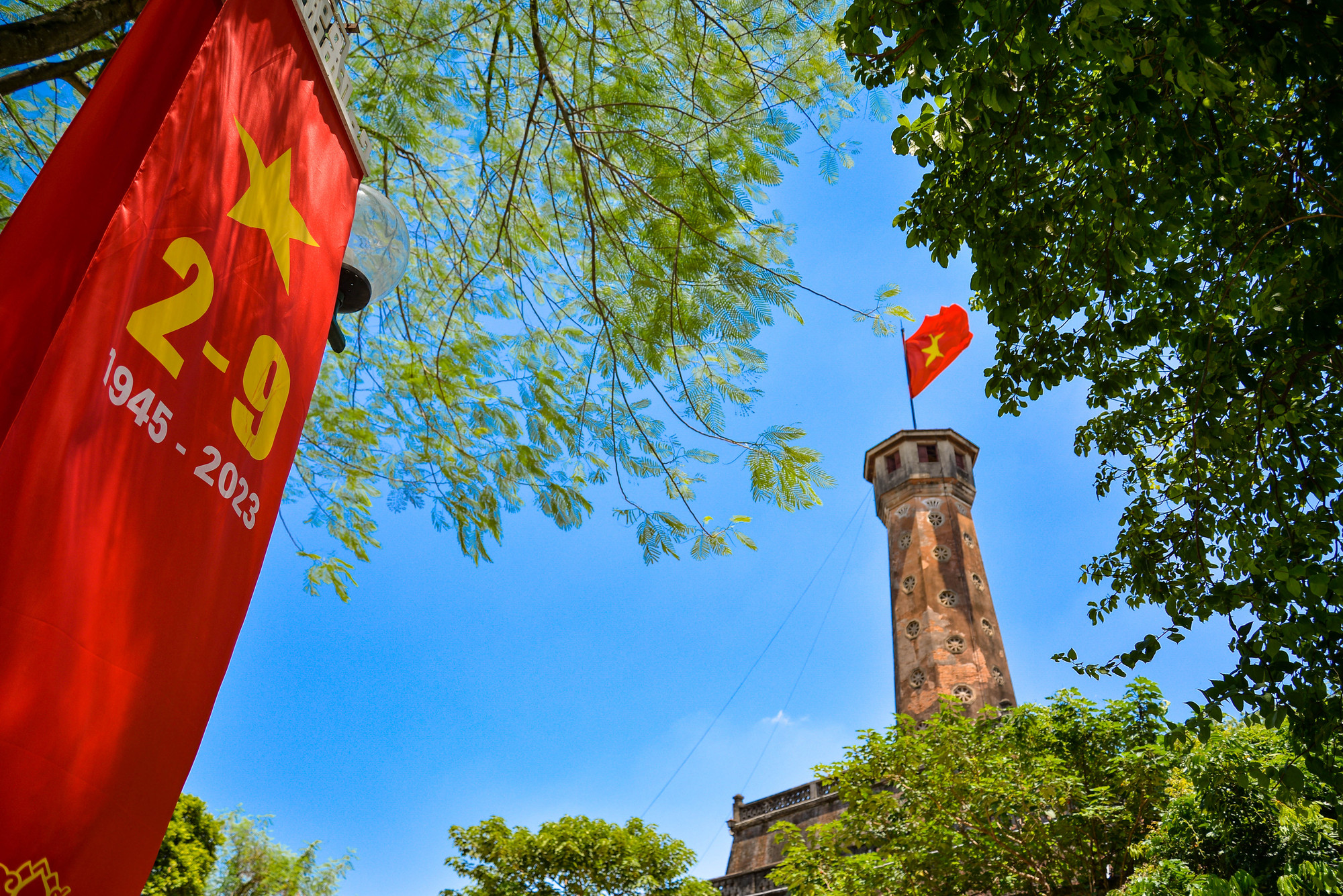 Cờ Tổ quốc trên đỉnh cột cờ Hà Nội - một trong những biểu tượng của Thủ đô phấp phới tung bay trong gió.