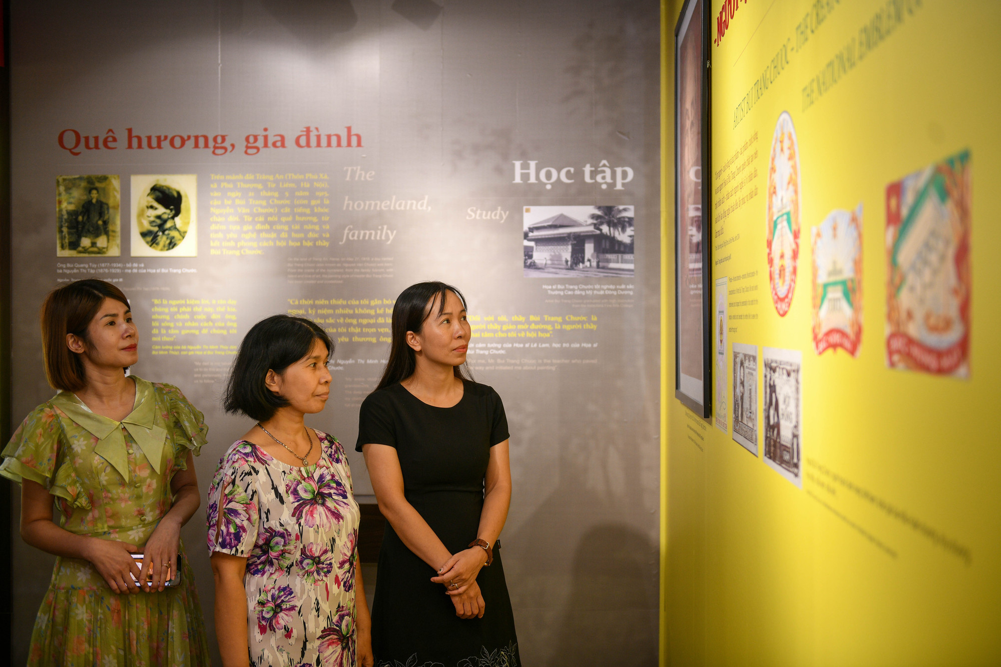 Họa sĩ Bùi Trang Chước - Người tạo hình Quốc huy Việt Nam, là nghệ sĩ đa tài với nhiều tác phẩm có giá trị ứng dụng: Mẫu Quốc huy, mẫu tem, tiền, huy hiệu, chân dung Lê-nin, Chủ tịch Hồ Chí Minh,…