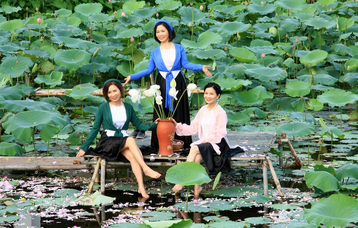 Mỗi mùa sen nở, đầm sen Hồ Tây bỗng trở thành studio ngoài trời phục vụ cho nhu cầu chụp ảnh nghệ thuật của người dân Hà Thành. Mỗi mùa sen nở, đầm sen Hồ Tây bỗng trở thành studio ngoài trời phục vụ cho nhu cầu chụp ảnh nghệ thuật của người dân Hà Thành.