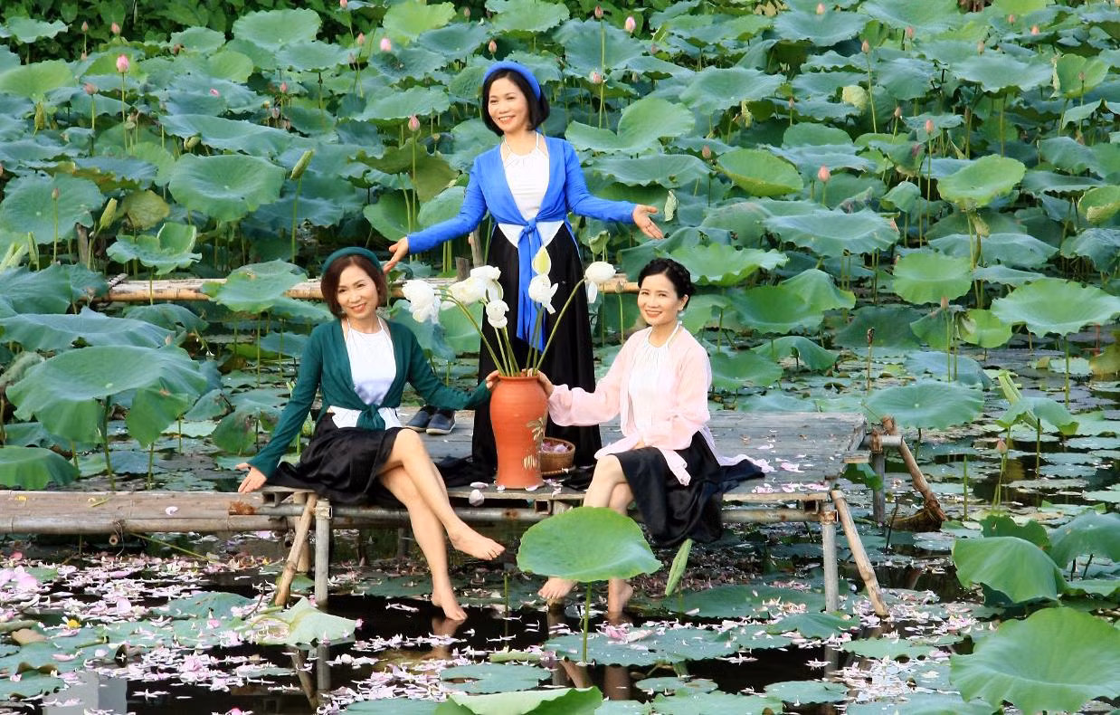 Mỗi mùa sen nở, đầm sen Hồ Tây bỗng trở thành studio ngoài trời phục vụ cho nhu cầu chụp ảnh nghệ thuật của người dân Hà Thành.