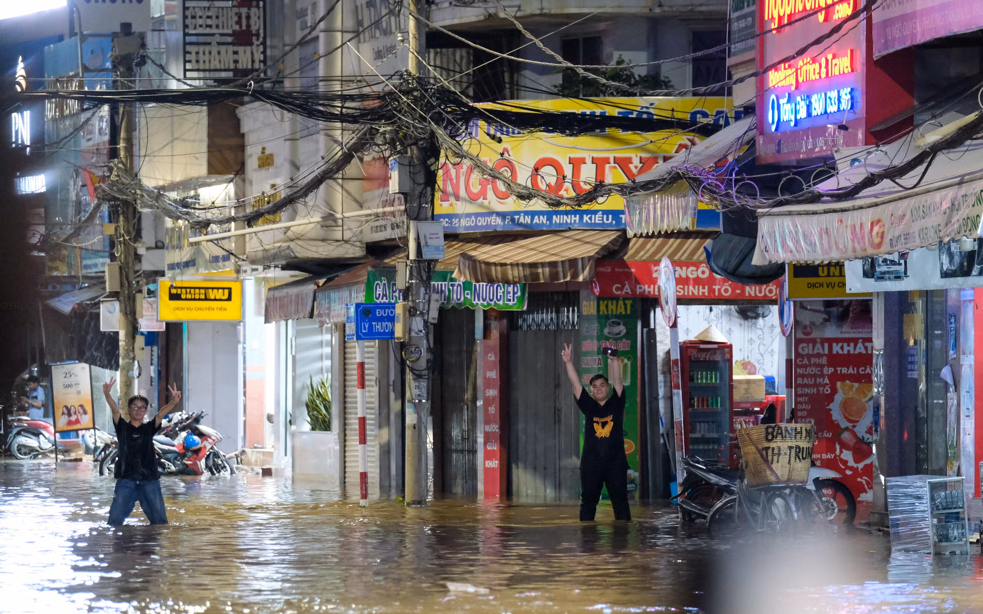 Trục đường Ngô Quyền nối thẳng ra phố đi bộ (bến Ninh Kiều) ngập như sông trong chiều tối 11/10. Trục đường Ngô Quyền nối thẳng ra phố đi bộ (bến Ninh Kiều) ngập như sông trong chiều tối 11/10.