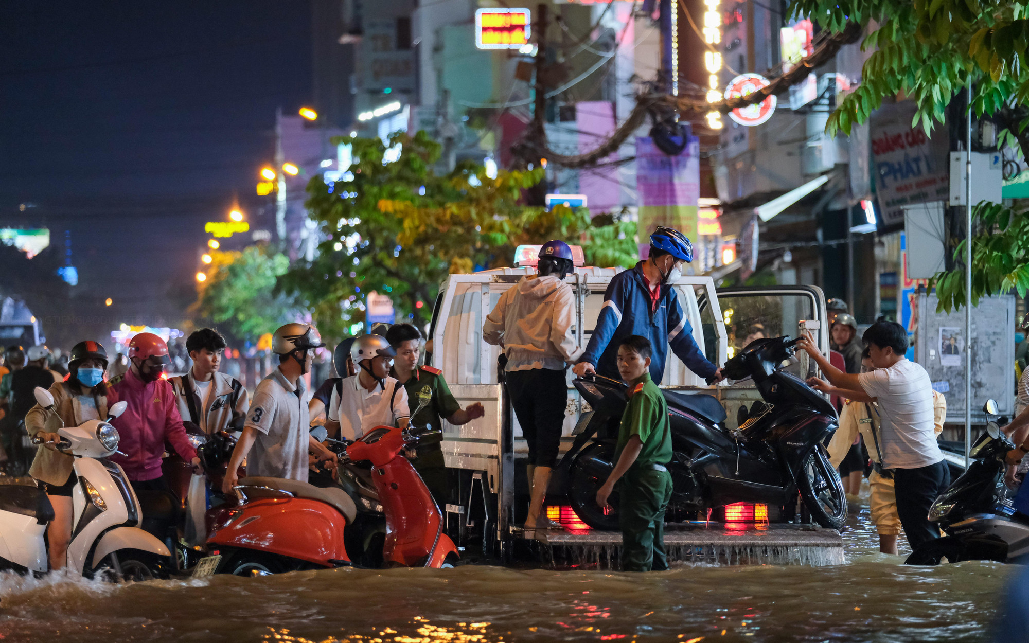Dù ban ngày hay đêm tối, những chuyến xe luôn chào đón những vị khách đặc biệt giữa triều cường.