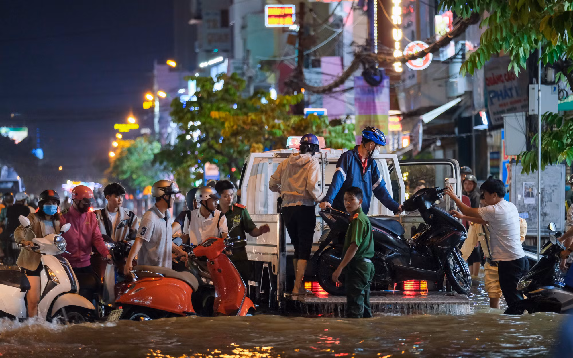 Dù ban ngày hay đêm tối, những chuyến xe luôn chào đón những vị khách đặc biệt giữa triều cường.