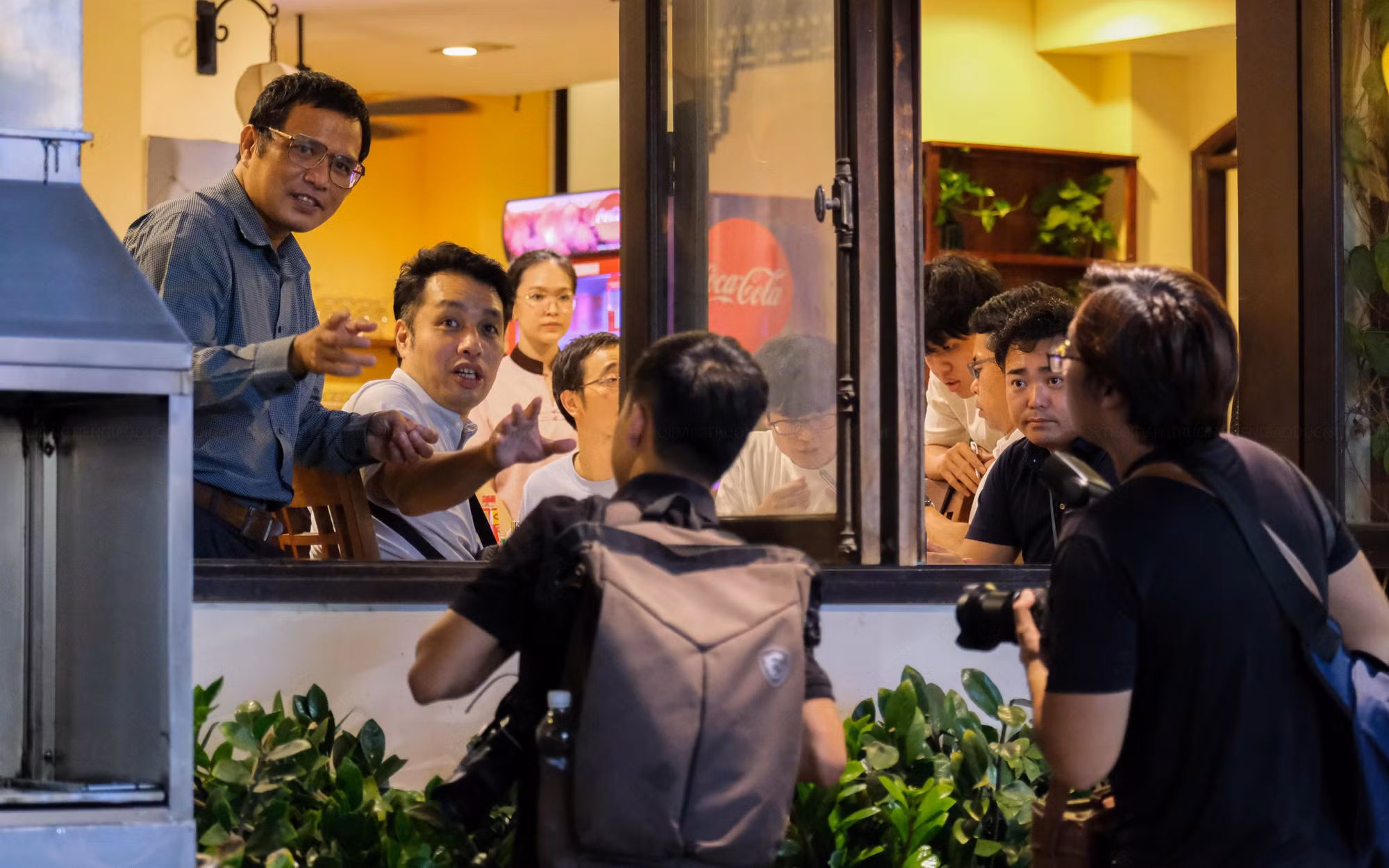 Ông Takahiro Ogawa (du khách Nhật Bản) cho biết, lần đầu tiên gặp cảnh nước ngập như thế này, cả người lớn, trẻ em thích thú lội nước, chụp ảnh, tận hưởng cảm giác nước dâng như tham gia lễ hội nước quy mô lớn. Ông Takahiro Ogawa (du khách Nhật Bản) cho biết, lần đầu tiên gặp cảnh nước ngập như thế này, cả người lớn, trẻ em thích thú lội nước, chụp ảnh, tận hưởng cảm giác nước dâng như tham gia lễ hội nước quy mô lớn.