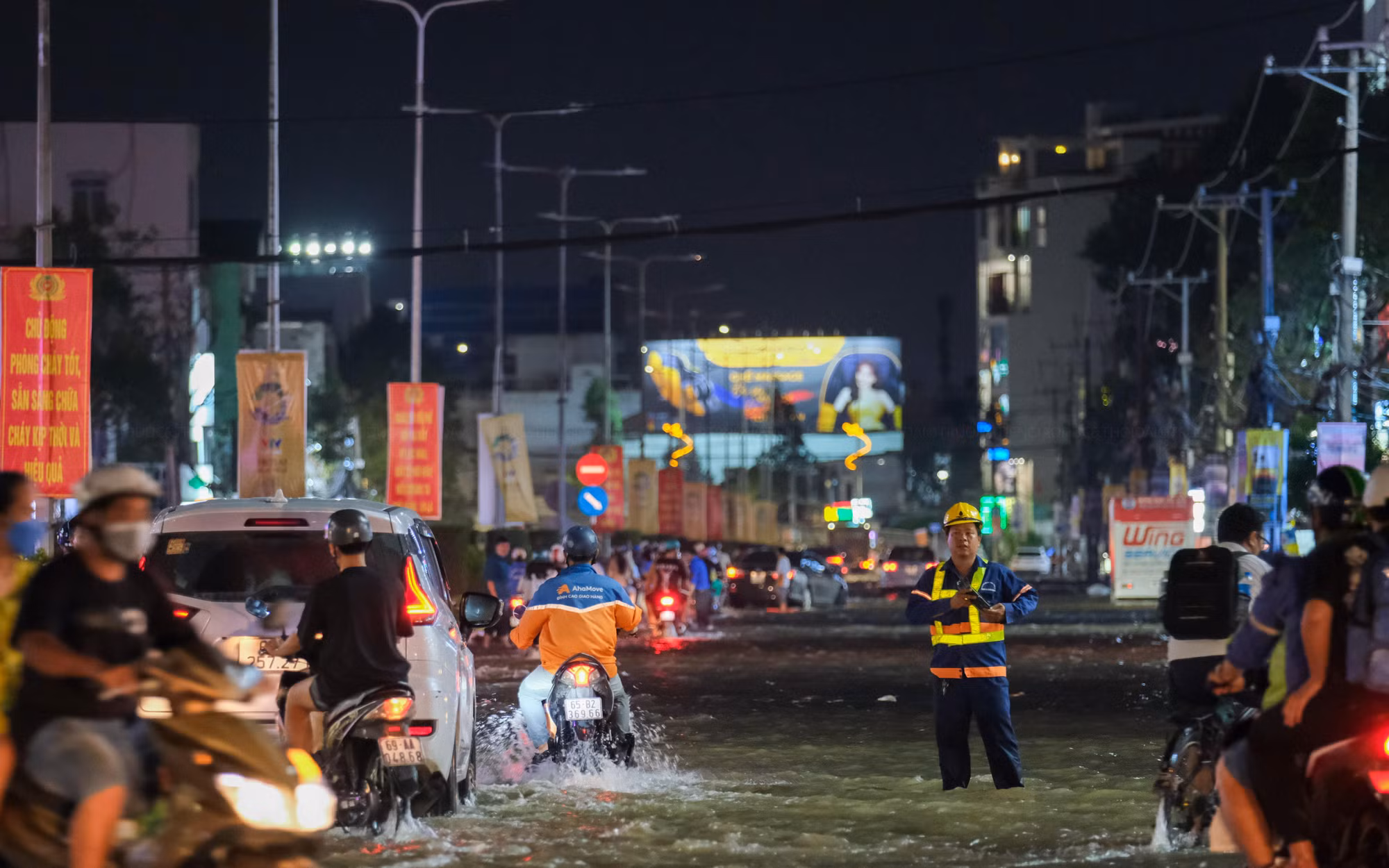 Trước thông tin cảnh báo về cấp độ rủi ro thiên tai do triều cường, lãnh đạo UBND TP.Cần Thơ đã chỉ đạo các Sở ban ngành phối hợp huy động lực lượng hỗ trợ giúp đỡ người dân trong những ngày tới, nhất là tại các tuyến đường ngập.