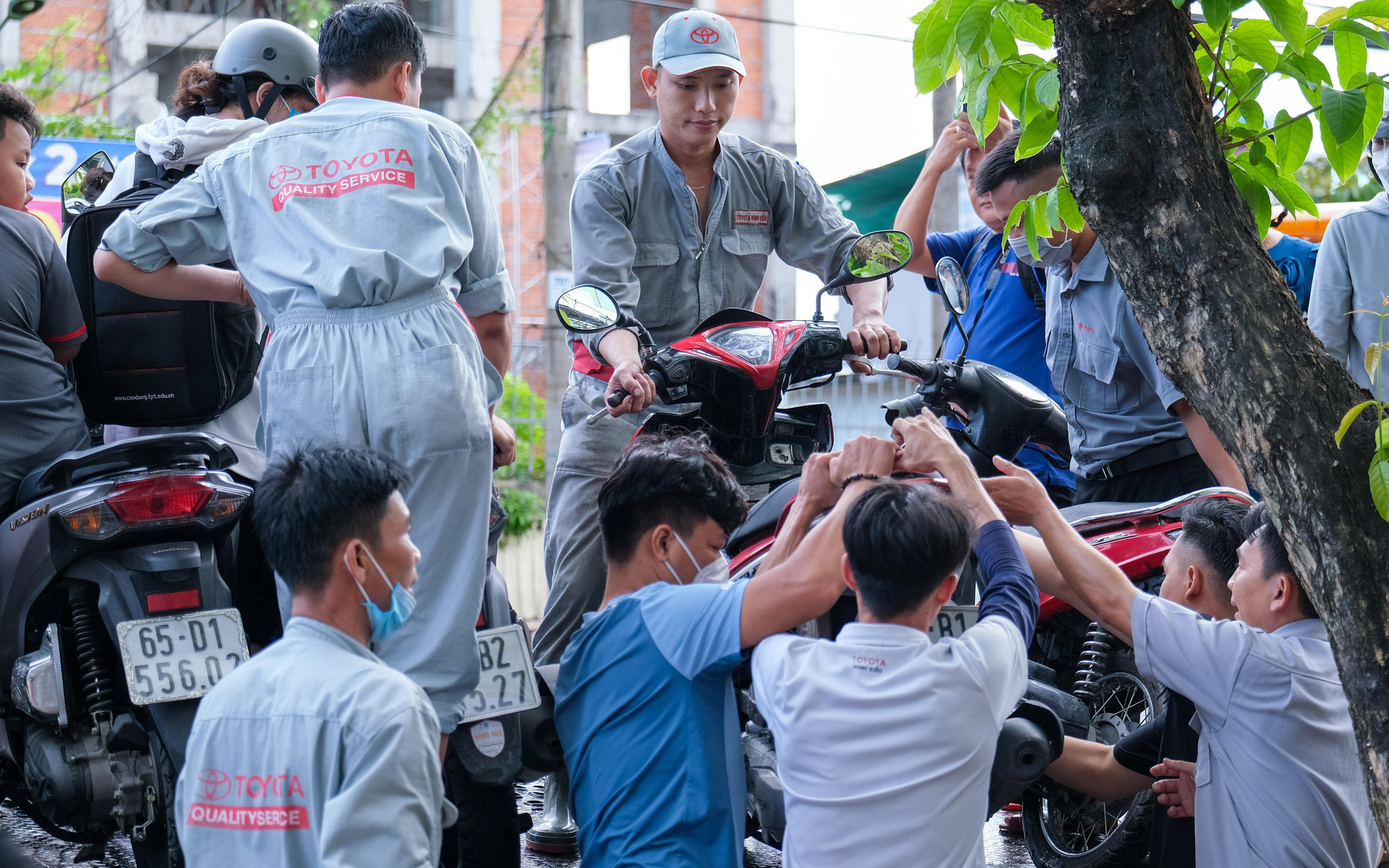 Nhân viên kỹ thuật của TOYOTA Ninh Kiều tham gia hỗ trợ trên xe cứu hộ.