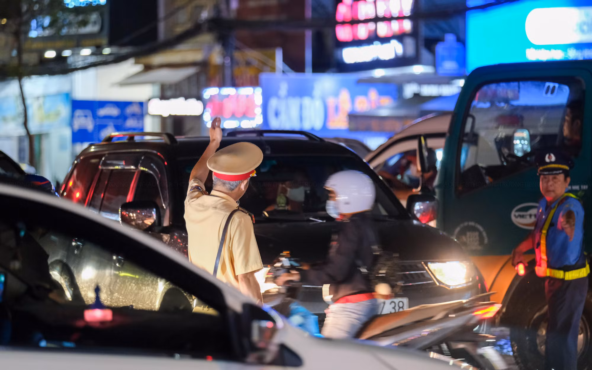 Kịp thời giải quyết ngày các tình huống ùn tắc tại chỗ, giúp người dân lưu thông trong triều cường.