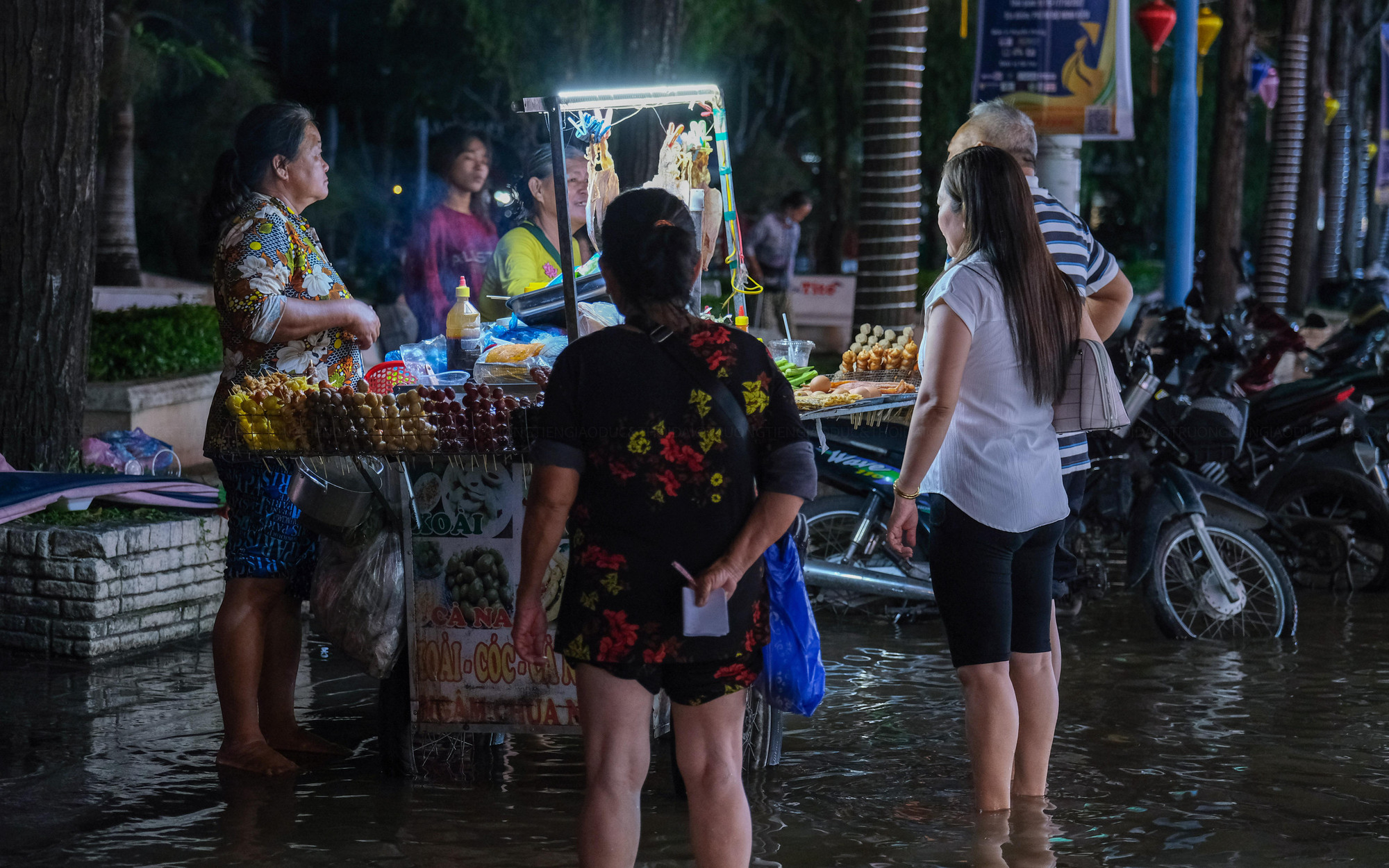 Một số quầy hàng vẫn hoạt động bình thường mặc cho nước ngập. Một số quầy hàng vẫn hoạt động bình thường mặc cho nước ngập.