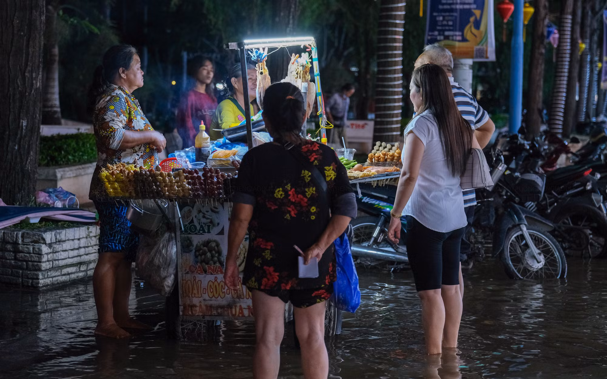 Một số quầy hàng vẫn hoạt động bình thường mặc cho nước ngập. Một số quầy hàng vẫn hoạt động bình thường mặc cho nước ngập.
