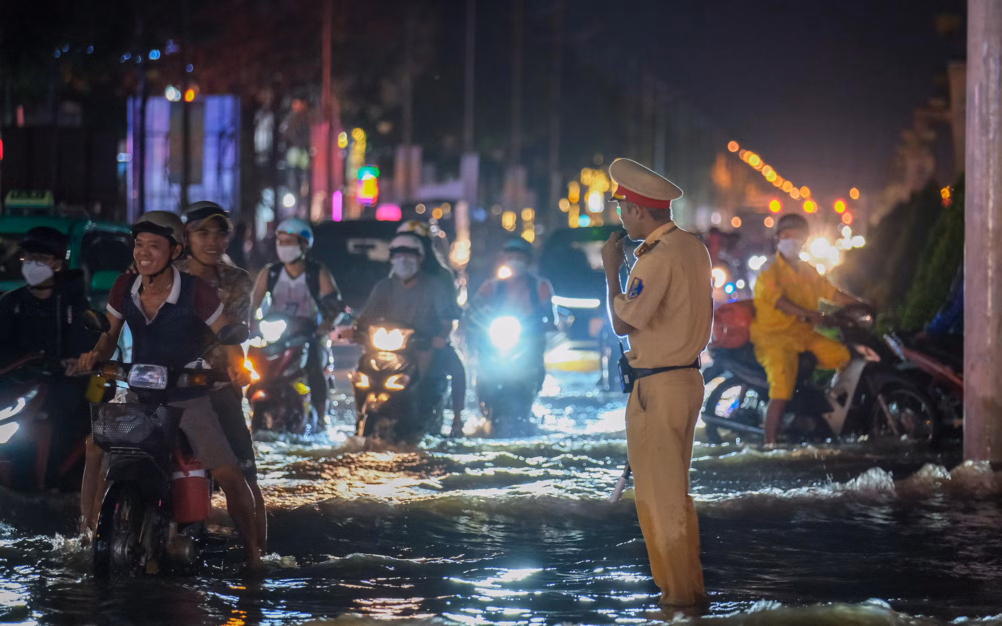 Lực lượng CSGT túc trực, hướng dẫn người dân lưu thông trên đường vào chiều tối 11/10.
