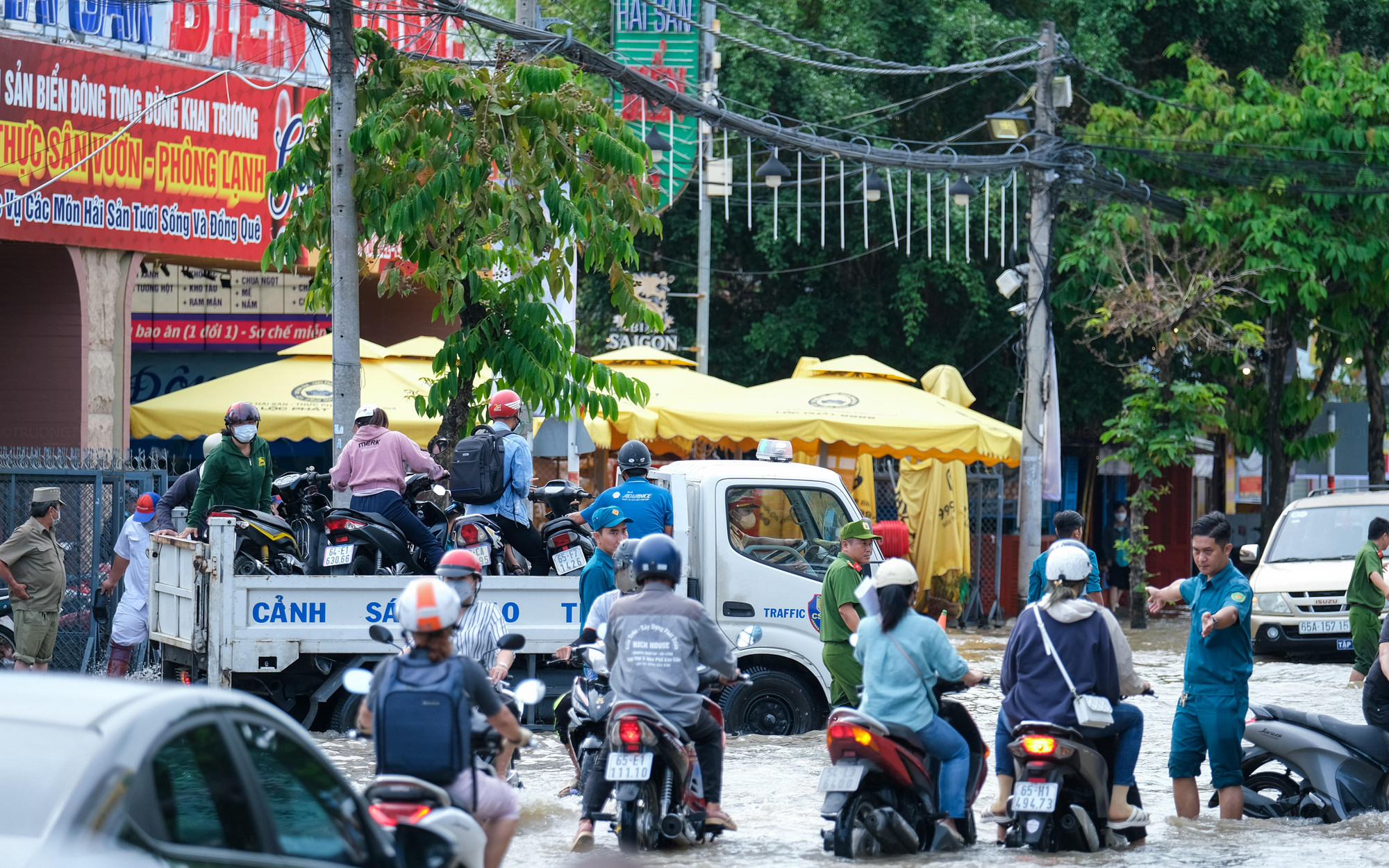 Các chuyến xe chuyên dụng của Phòng Cảnh sát giao thông hỗ trợ người dân vượt qua điểm ngập.