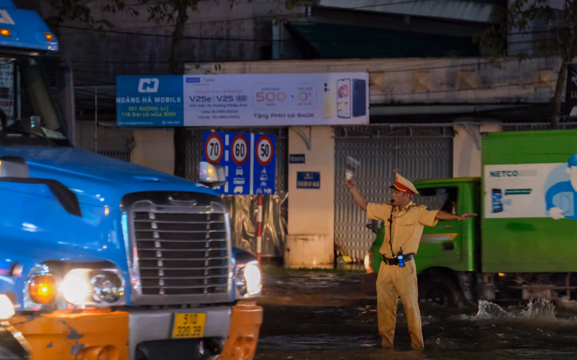 Những ngày qua, cùng với các ngành chức năng ứng phó triều cường, lực lượng Công an TP Cần Thơ trực chiến trên các tuyến đường ngập nước, điều tiết giao thông và hỗ trợ người dân đi lại.