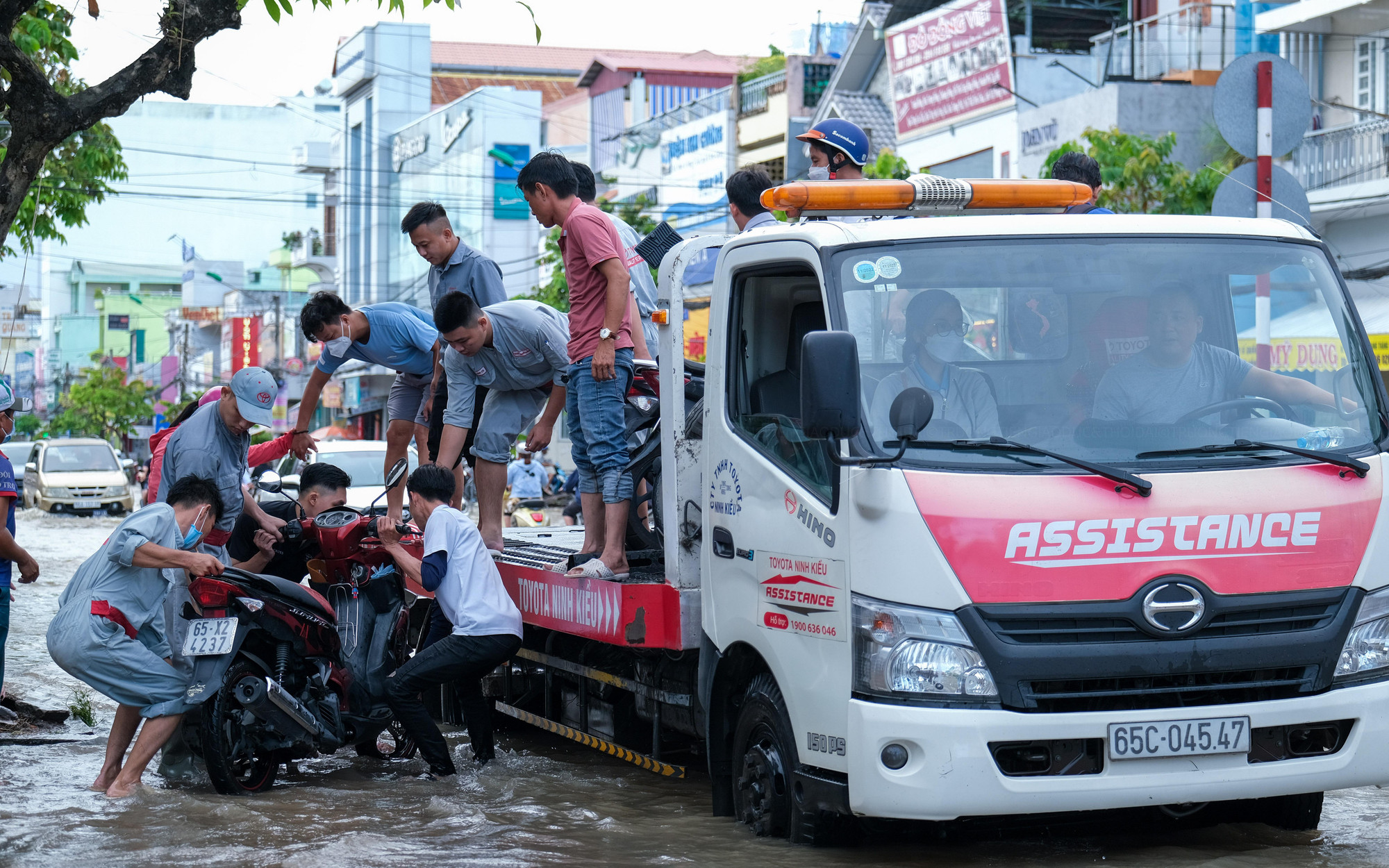 Các chuyến xe đón cả người lẫn xe máy ở bất cứ điểm ngập nào.
