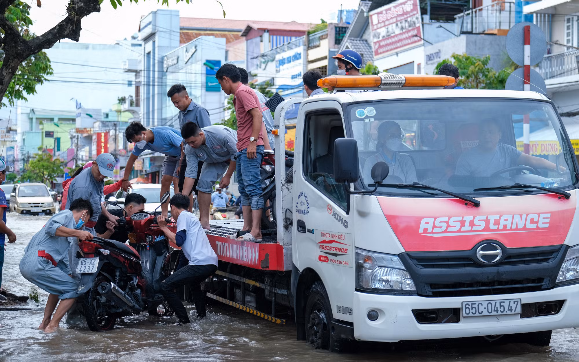 Các chuyến xe đón cả người lẫn xe máy ở bất cứ điểm ngập nào.