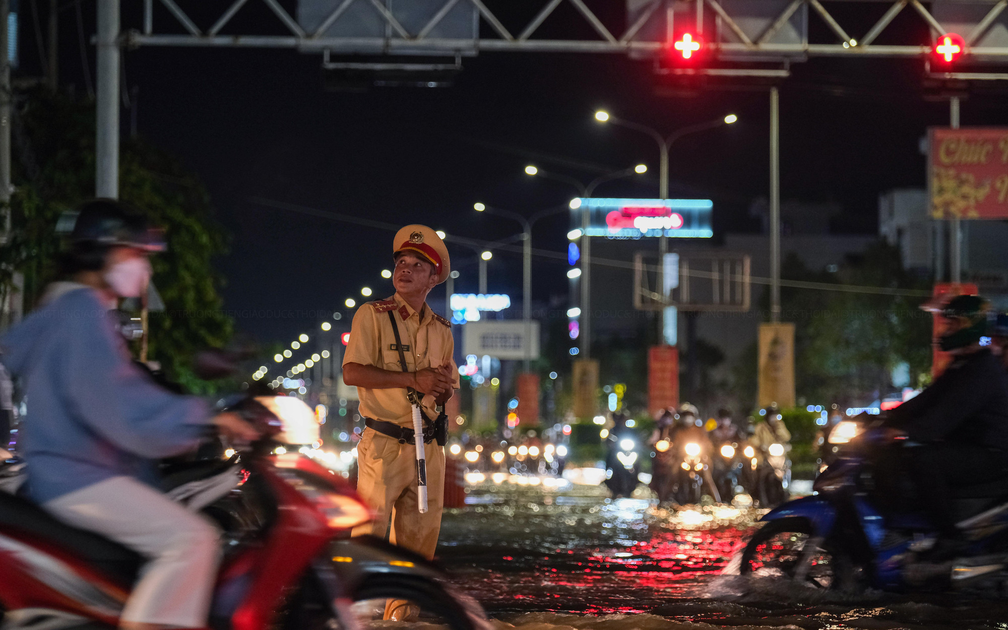 Thời gian xuất hiện mực nước đỉnh triều vào lúc sáng sớm từ 6 giờ đến 8 giờ và chiều tối lúc 17 giờ đến 19 giờ. Sau khi đạt đỉnh, triều cường sẽ xuống thấp dần. Thời gian xuất hiện mực nước đỉnh triều vào lúc sáng sớm từ 6 giờ đến 8 giờ và chiều tối lúc 17 giờ đến 19 giờ. Sau khi đạt đỉnh, triều cường sẽ xuống thấp dần.
