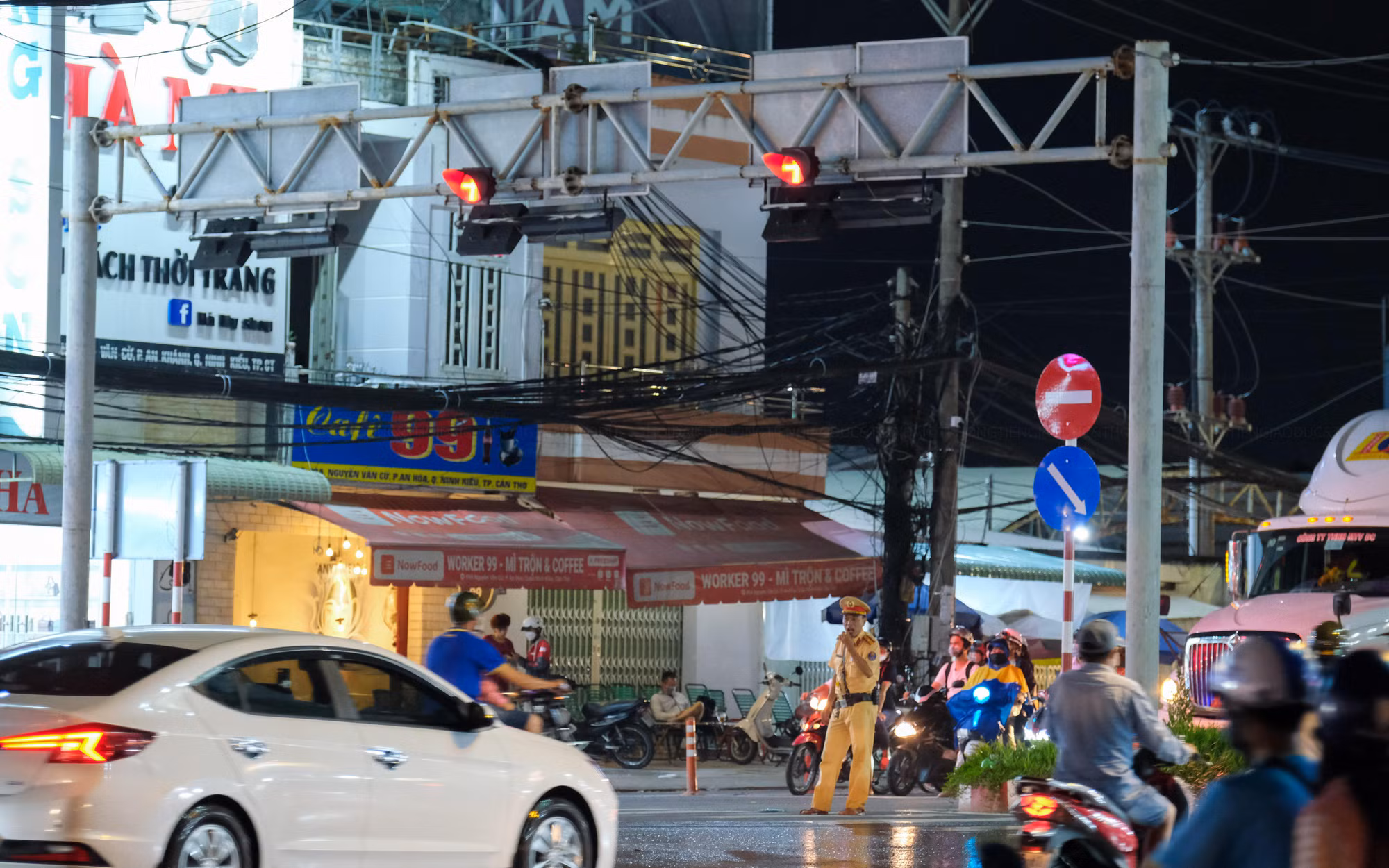 Các chiến sĩ Công an quận Ninh Kiều, Công an TP Cần Thơ túc trực, tích cực hỗ trợ và tạo điều kiện thuận lợi nhất cho người dân lưu thông Điểm nóng ngập tại giao lộ Võ Văn Kiệt, Mậu Thân và Nguyễn Văn Cừ nối dài.