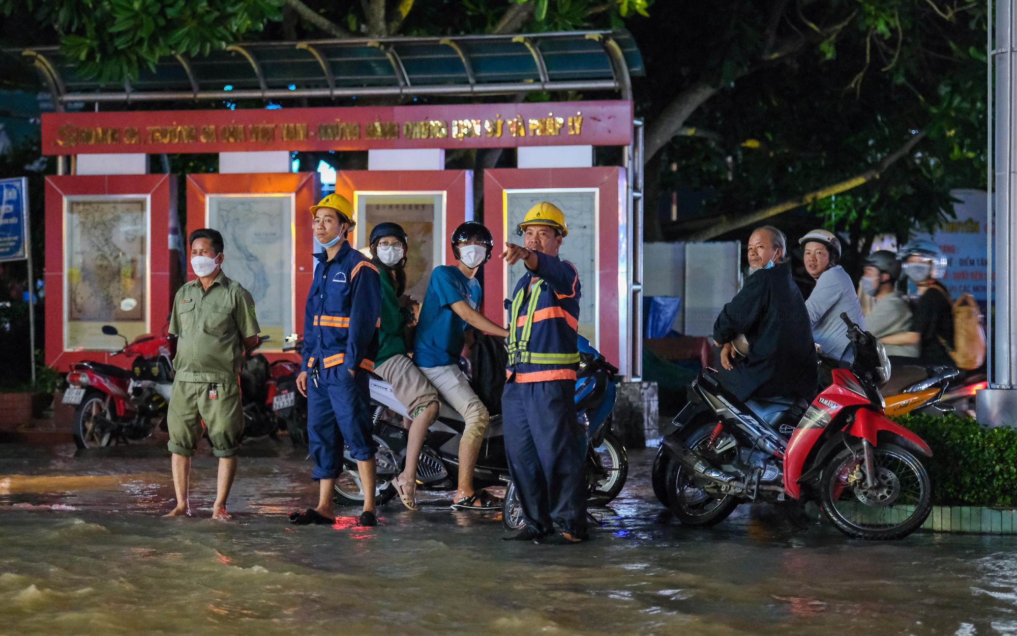 Lực lượng chức năng, dân phố túc trực, đảm bảo trật tự và an toàn cho du khách tham quan tại khu vực bến Ninh Kiều. Lực lượng chức năng, dân phố túc trực, đảm bảo trật tự và an toàn cho du khách tham quan tại khu vực bến Ninh Kiều.