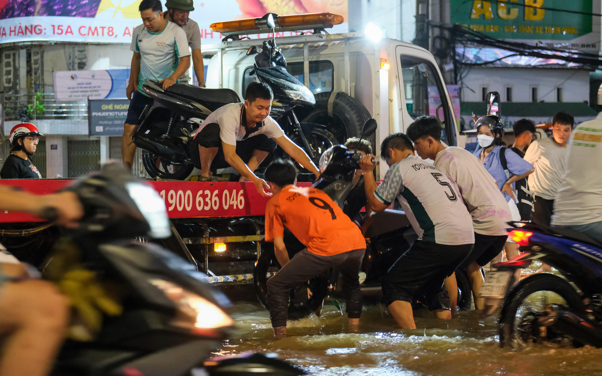 Đón khách ở những điểm nóng, vùng trũng nước sâu.