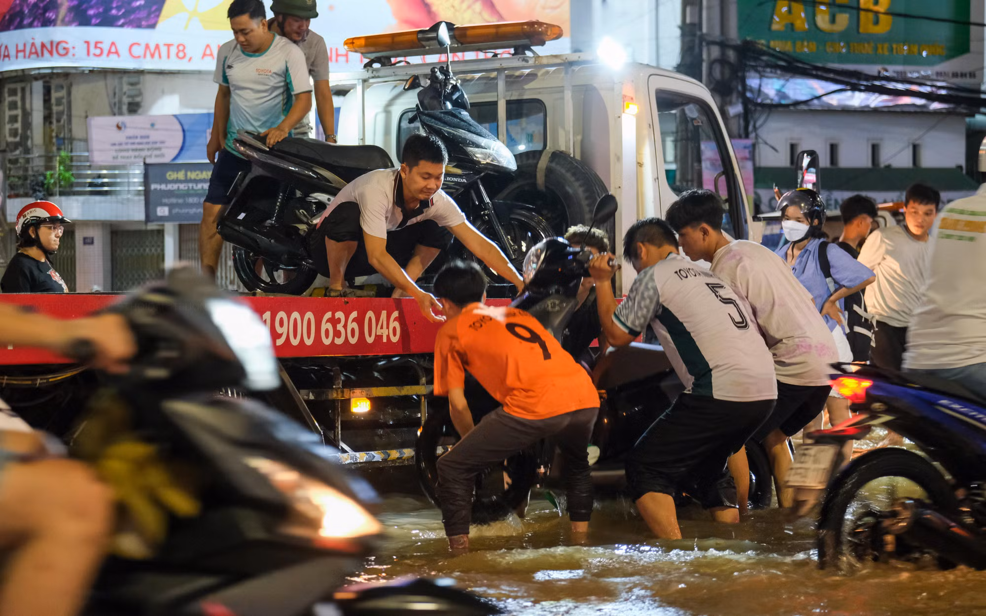 Đón khách ở những điểm nóng, vùng trũng nước sâu.