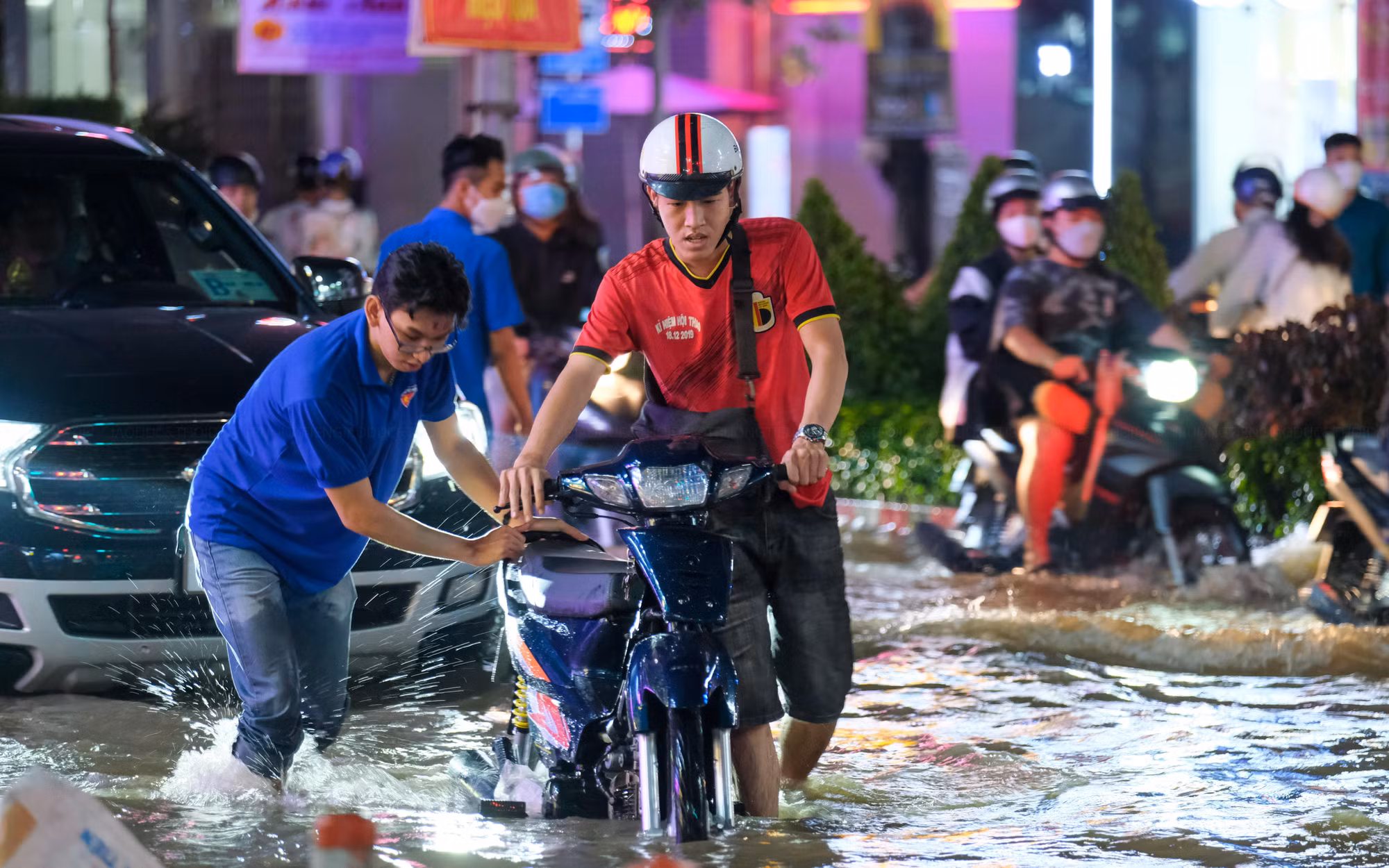 Lực lượng dân quân tự vệ, thanh niên tình nguyện tích cực hỗ trợ người dân.