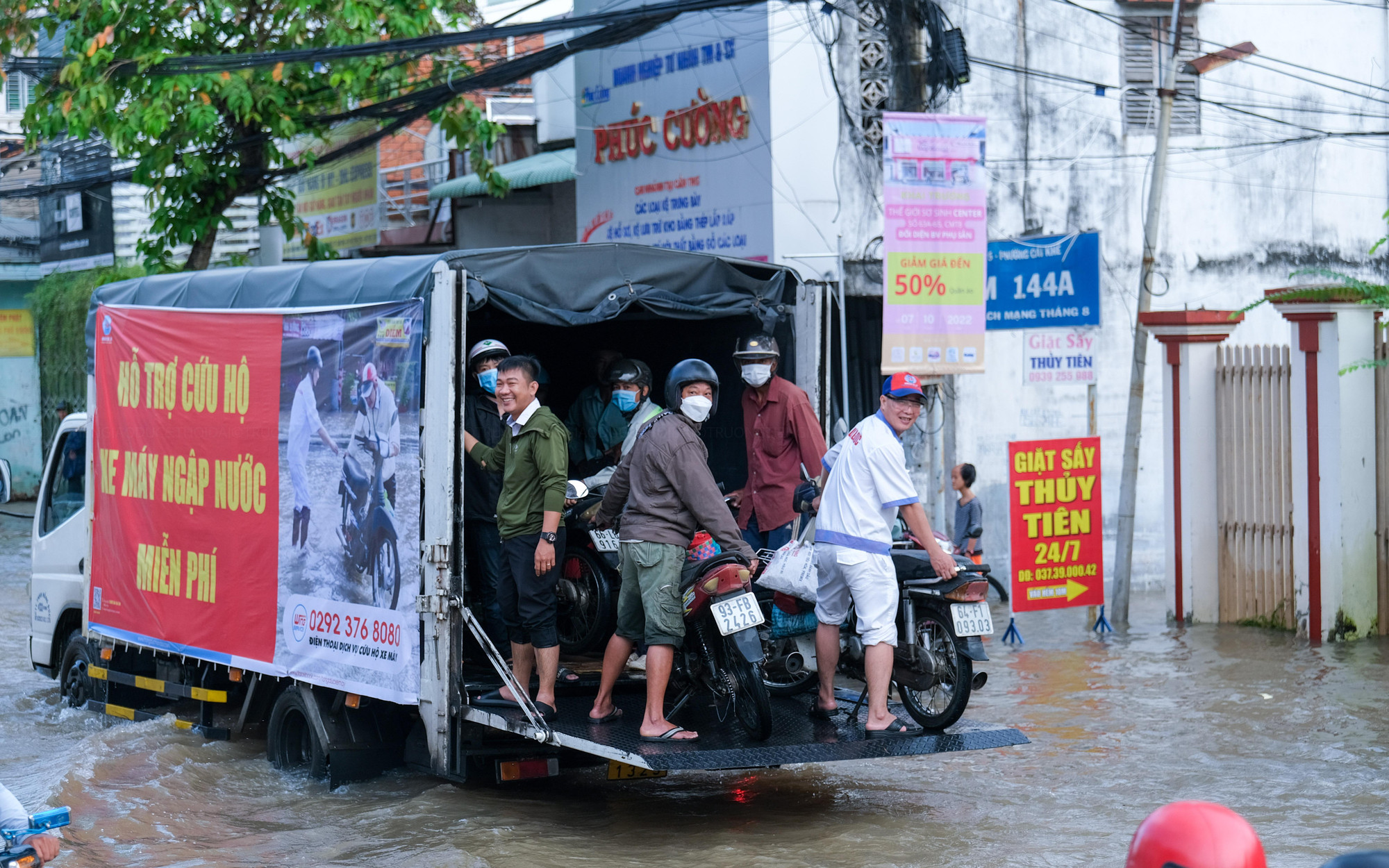 Người dân vui, phấn khởi khi được hỗ trợ vượt đường sông.