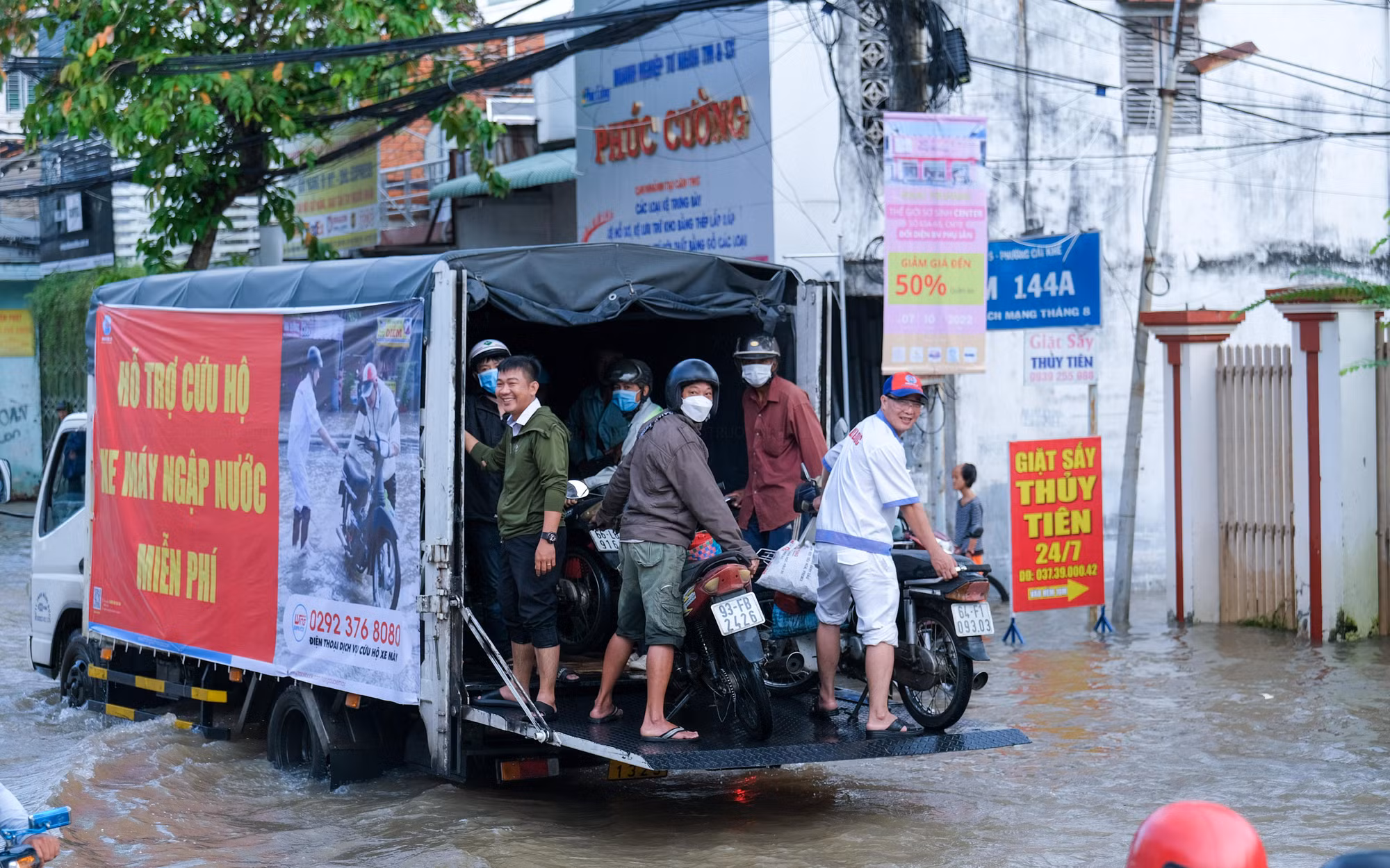 Người dân vui, phấn khởi khi được hỗ trợ vượt đường sông.