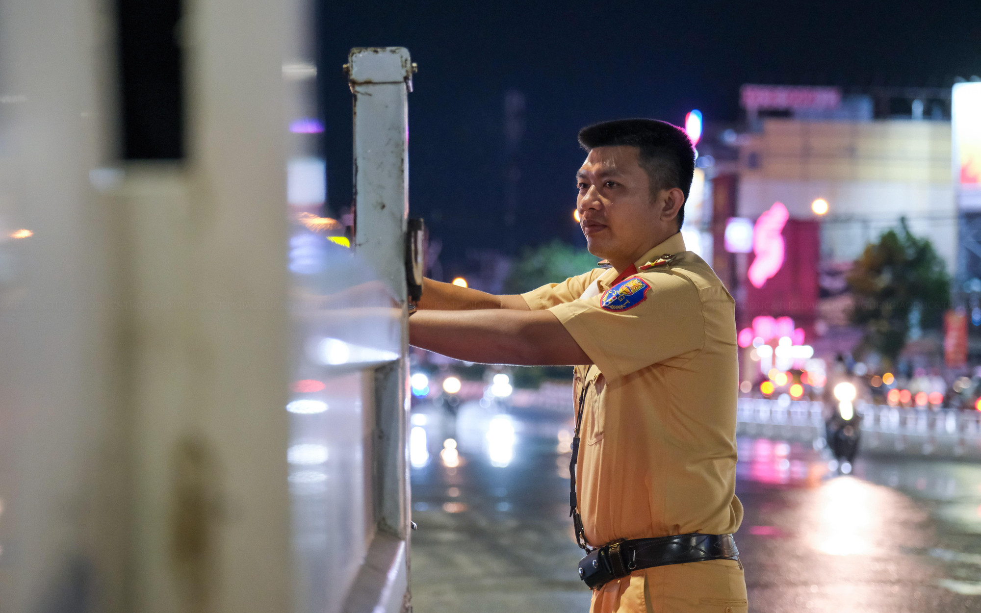 Các chiến sĩ công an không chỉ tham gia hỗ trợ phân luồng trên các tuyến đường ngập mà còn giúp người dân có xe chết máy vượt trũng ngập.