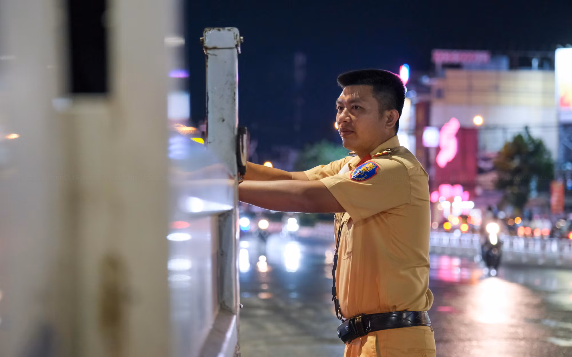 Các chiến sĩ công an không chỉ tham gia hỗ trợ phân luồng trên các tuyến đường ngập mà còn giúp người dân có xe chết máy vượt trũng ngập.